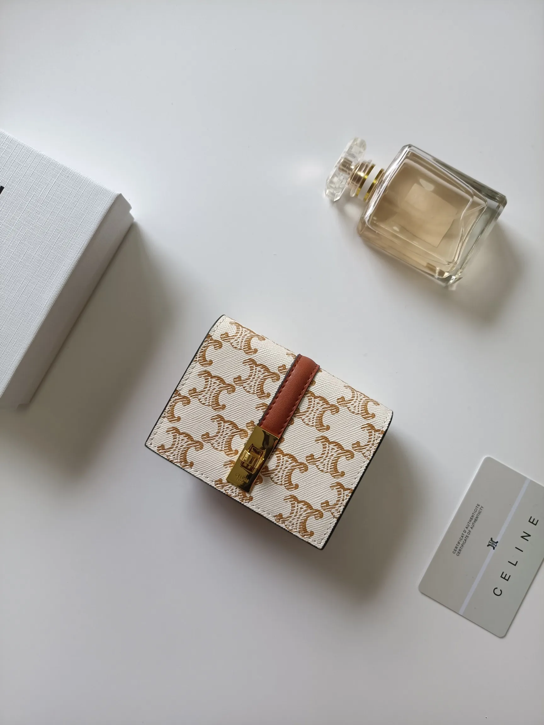 💰150, Celine's new card holder, TRIOMPHE flip card holder, classic pattern with plain microfiber inside, rotating lock closure, 1 thickened main compartment, 2 inner card slots. No.: 10M473 Size: 10.5x8.5x3 cm