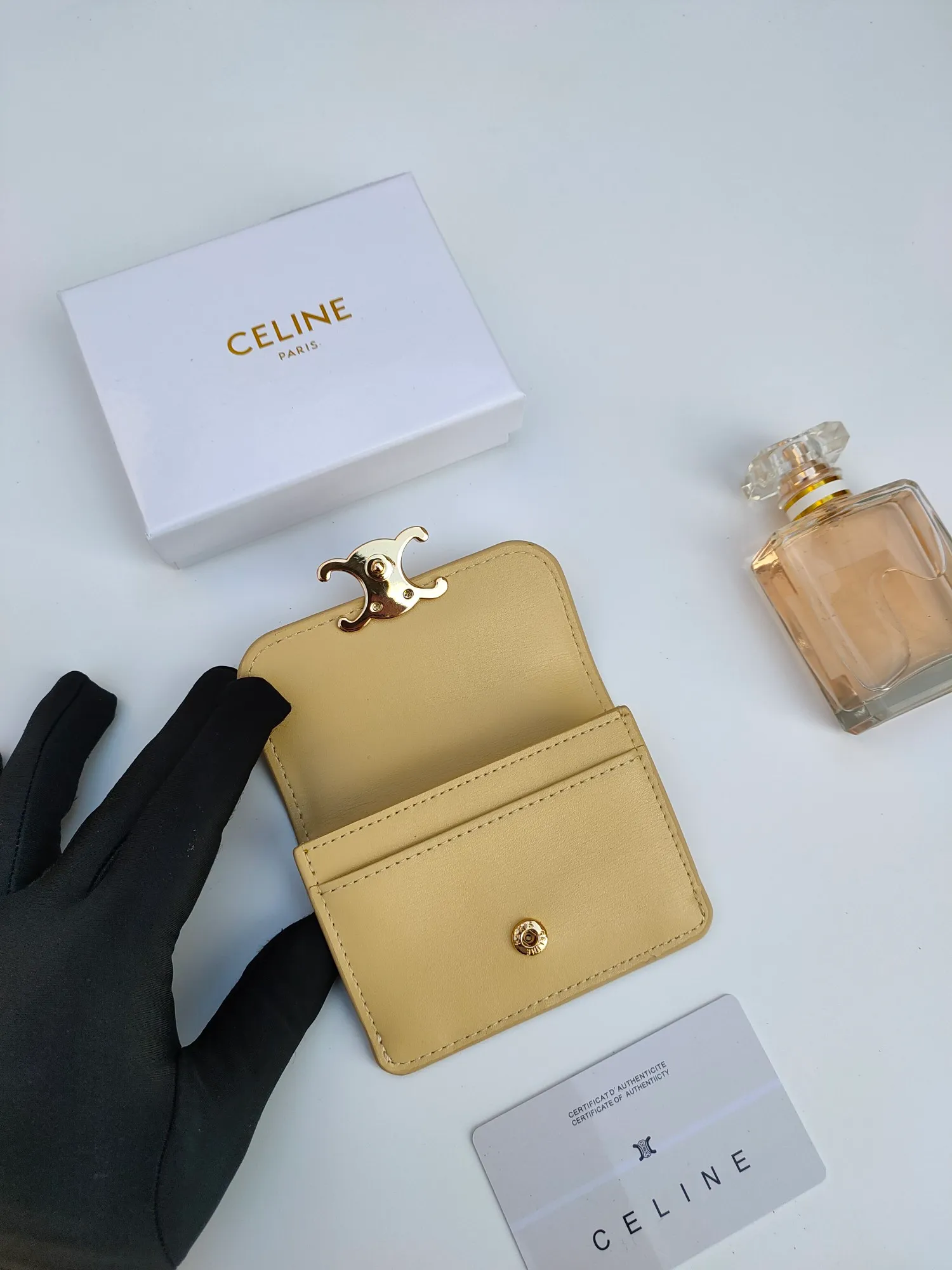 ￥110 CELINE’s latest TRIOMPHE leather flip card holder, gold finish, snap button closure, model number: 101583, size: 10.5*7cm