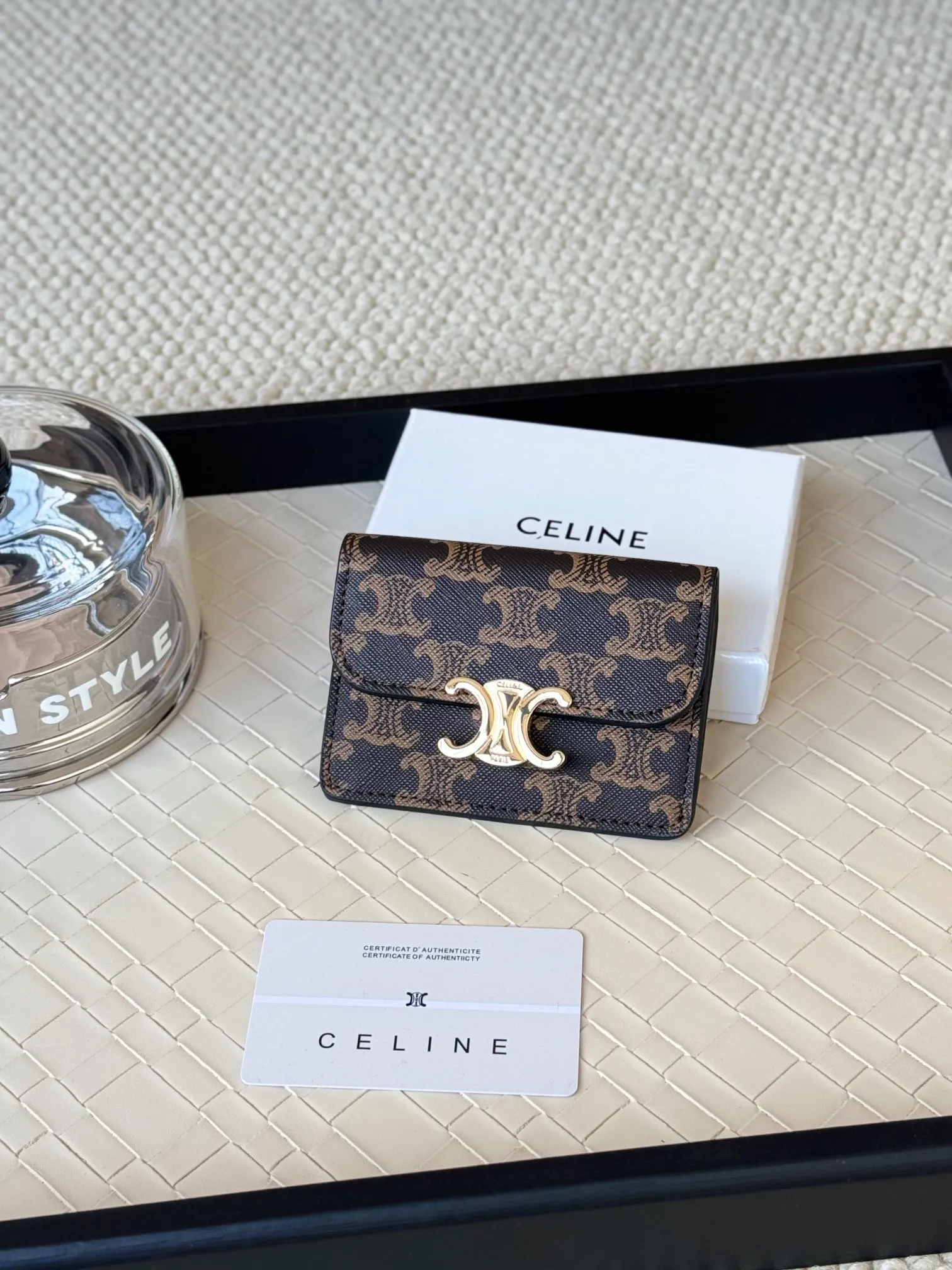 💰130 Celine's new card holder is online, ce's new classic card holder, with cow leather interior and triomphe snap closure, with 4 card slots inside and 1 outside card slot. It is easy to carry when going out, looks and wear-resistant, and is super light weight! Style number: 10L583 Size: 10.5x7x1cm
