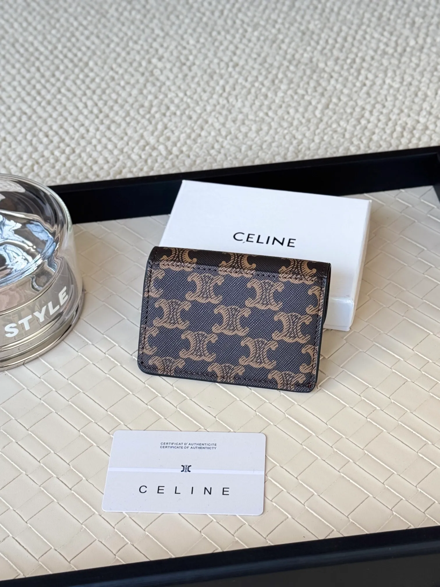 💰130 Celine's new card holder is online, ce's new classic card holder, with cow leather interior and triomphe snap closure, with 4 card slots inside and 1 outside card slot. It is easy to carry when going out, looks and wear-resistant, and is super light weight! Style number: 10L583 Size: 10.5x7x1cm