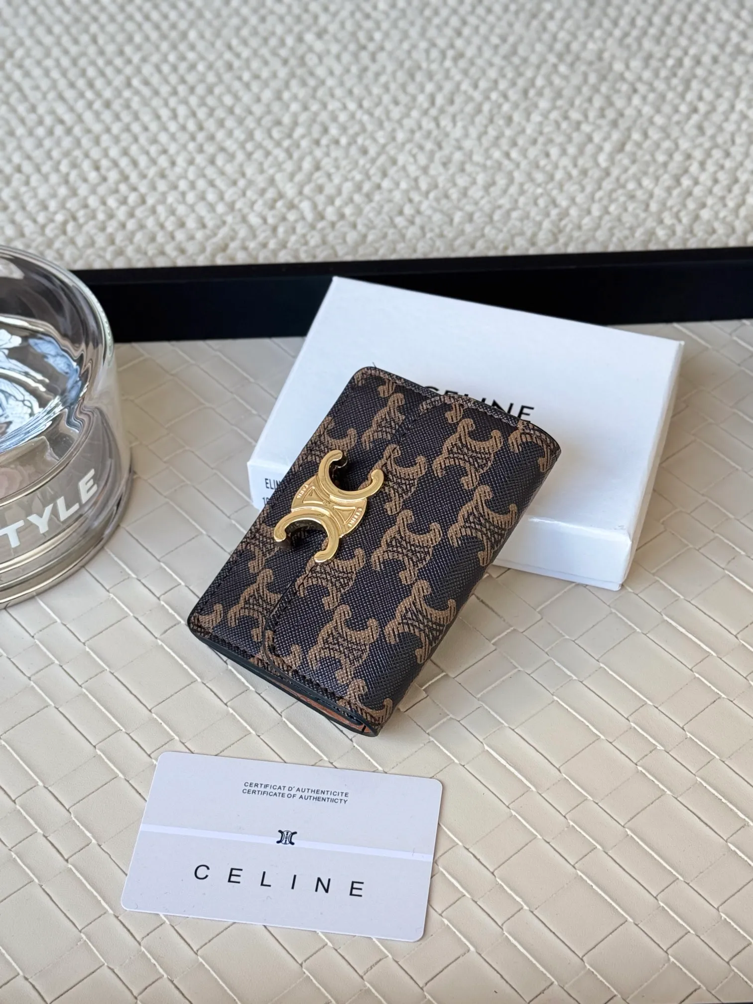 💰130 Celine's new card holder is online, ce's new classic card holder, with cow leather interior and triomphe snap closure, with 4 card slots inside and 1 outside card slot. It is easy to carry when going out, looks and wear-resistant, and is super light weight! Style number: 10L583 Size: 10.5x7x1cm