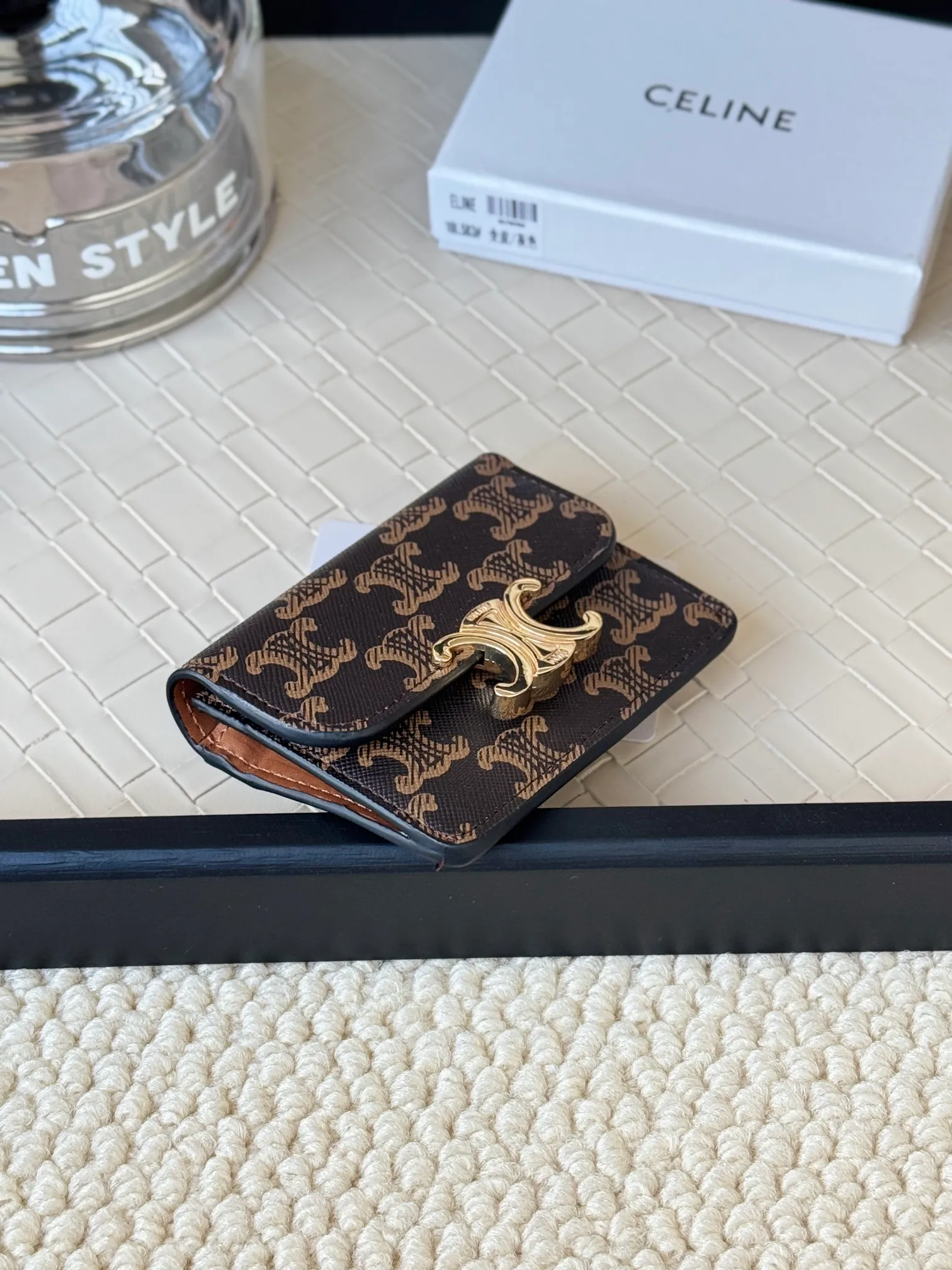 💰130 Celine's new card holder is online, ce's new classic card holder, with cow leather interior and triomphe snap closure, with 4 card slots inside and 1 outside card slot. It is easy to carry when going out, looks and wear-resistant, and is super light weight! Style number: 10L583 Size: 10.5x7x1cm