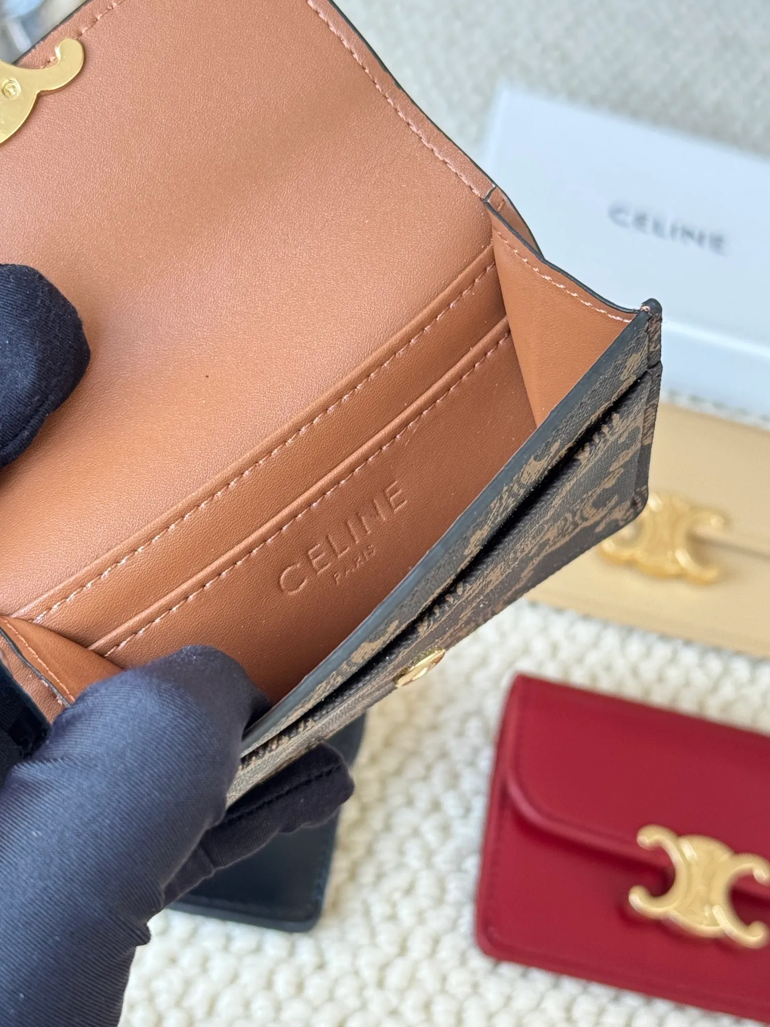 💰130 Celine's new card holder is online, ce's new classic card holder, with cow leather interior and triomphe snap closure, with 4 card slots inside and 1 outside card slot. It is easy to carry when going out, looks and wear-resistant, and is super light weight! Style number: 10L583 Size: 10.5x7x1cm