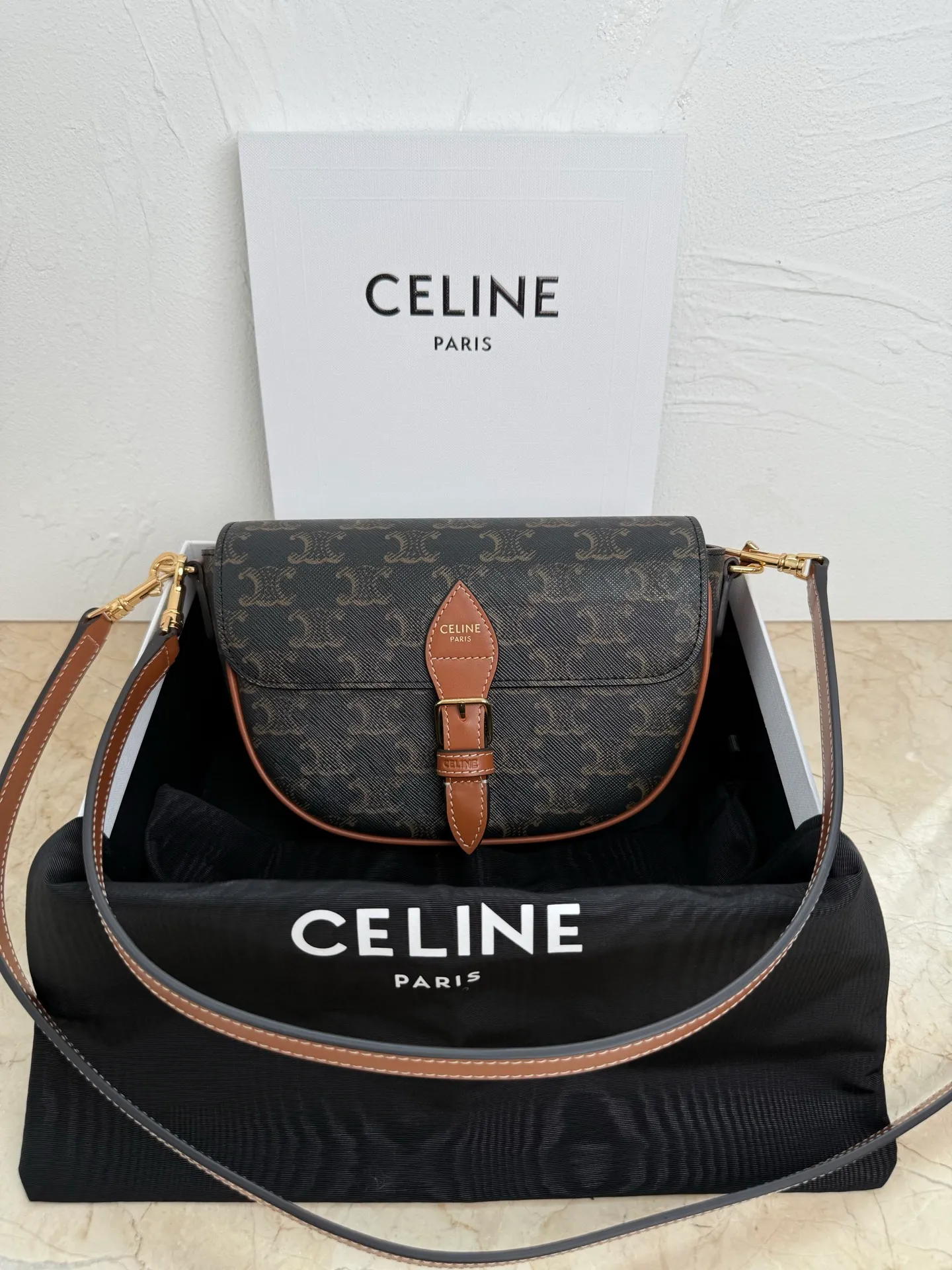 600. New product online 🅰️🅰️New Folco Saddle Bag Whether it is daily commuting, shopping dates or weekend outings, it can easily hold the scene. It is really hard not to be tempted by whoever carries it and looks good. 💓 Style number: 122652 Color: Presbyopia Size: 20x14x5cm (with original packaging)