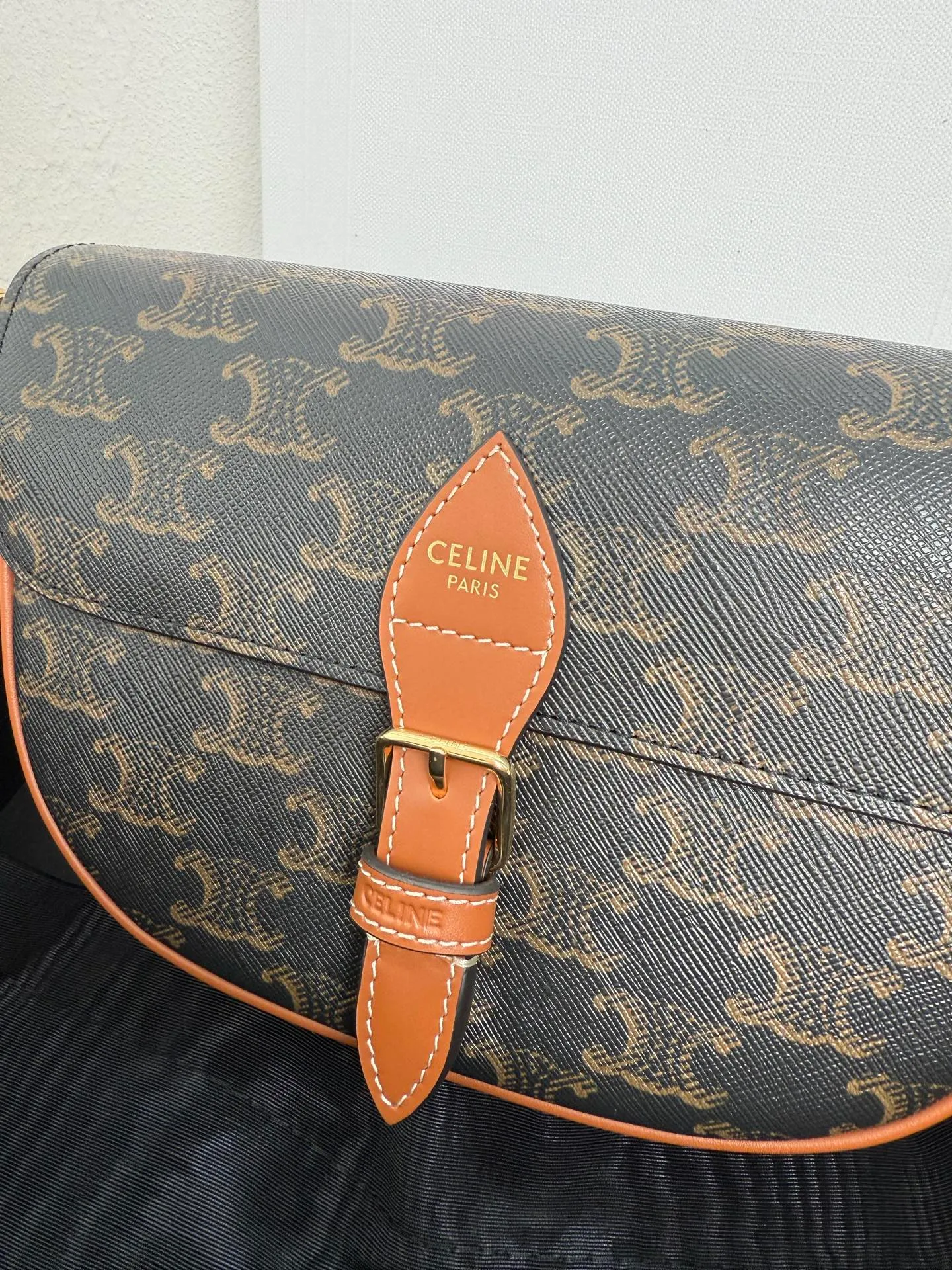 600. New product online 🅰️🅰️New Folco Saddle Bag Whether it is daily commuting, shopping dates or weekend outings, it can easily hold the scene. It is really hard not to be tempted by whoever carries it and looks good. 💓 Style number: 122652 Color: Presbyopia Size: 20x14x5cm (with original packaging)