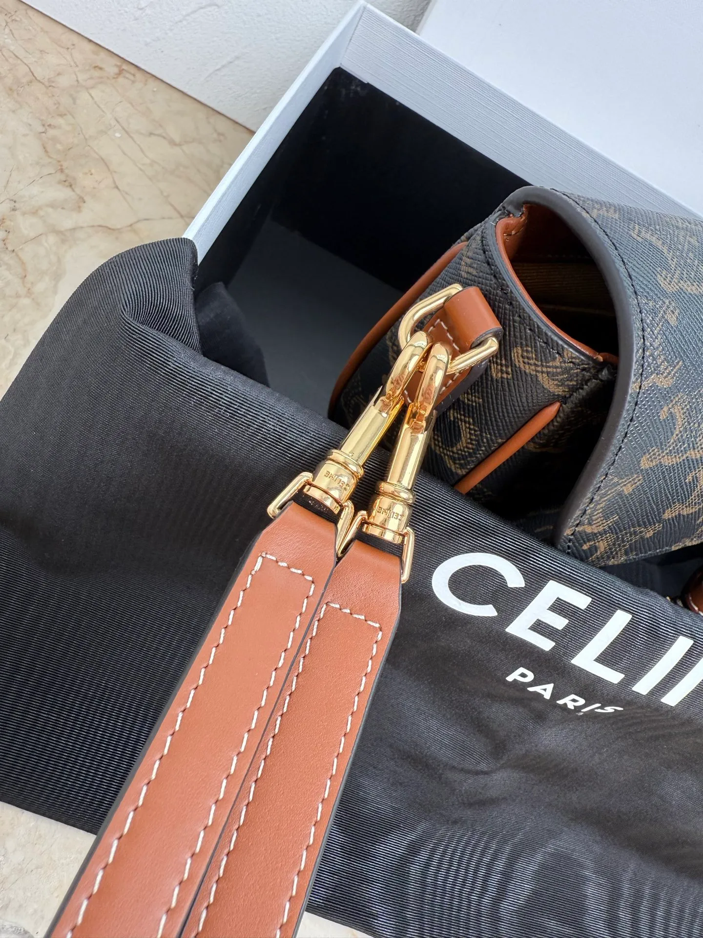 600. New product online 🅰️🅰️New Folco Saddle Bag Whether it is daily commuting, shopping dates or weekend outings, it can easily hold the scene. It is really hard not to be tempted by whoever carries it and looks good. 💓 Style number: 122652 Color: Presbyopia Size: 20x14x5cm (with original packaging)