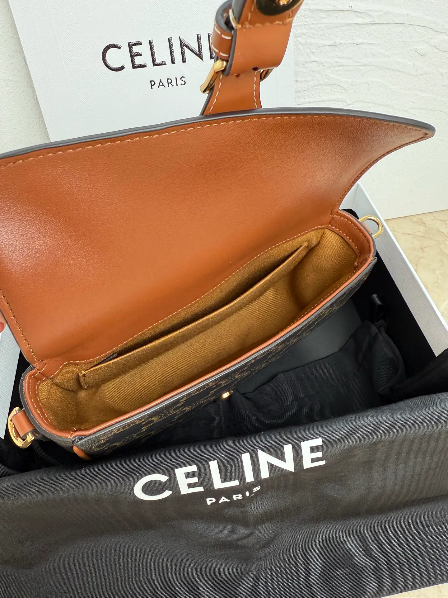 600. New product online 🅰️🅰️New Folco Saddle Bag Whether it is daily commuting, shopping dates or weekend outings, it can easily hold the scene. It is really hard not to be tempted by whoever carries it and looks good. 💓 Style number: 122652 Color: Presbyopia Size: 20x14x5cm (with original packaging)