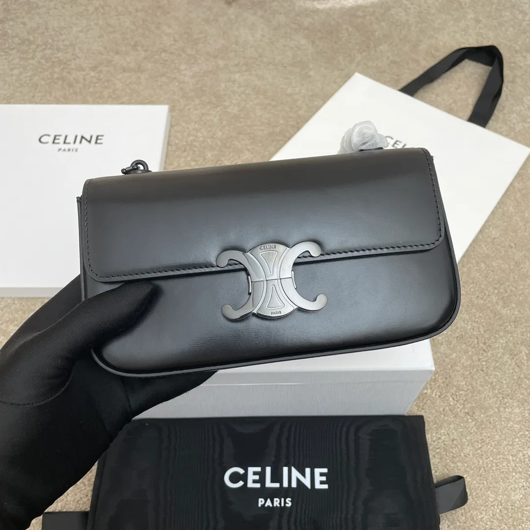 TRIOMPHE shiny cow leather chain shoulder bag Brand new TRIOMPHE chain shoulder bag ◽️◾️The Arc de Triomphe metal lock buckle is super textured Small and exquisite bag style Versatile for daily use without being obtrusive Paired with black metal chain, perfect sense of luxury ~ Cowhide + sheepskin lining Shoulder bag with TRIOMPHE metal texture lock Model: 197993 Size: 20.5 X 10.5 X 4cm🌺🌺🌺