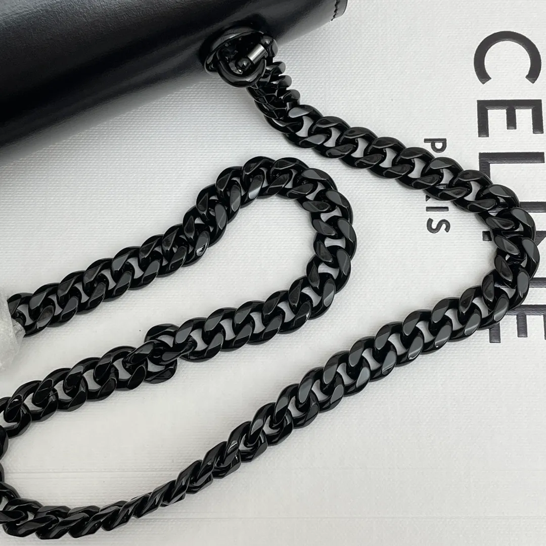 TRIOMPHE shiny cow leather chain shoulder bag Brand new TRIOMPHE chain shoulder bag ◽️◾️The Arc de Triomphe metal lock buckle is super textured Small and exquisite bag style Versatile for daily use without being obtrusive Paired with black metal chain, perfect sense of luxury ~ Cowhide + sheepskin lining Shoulder bag with TRIOMPHE metal texture lock Model: 197993 Size: 20.5 X 10.5 X 4cm🌺🌺🌺