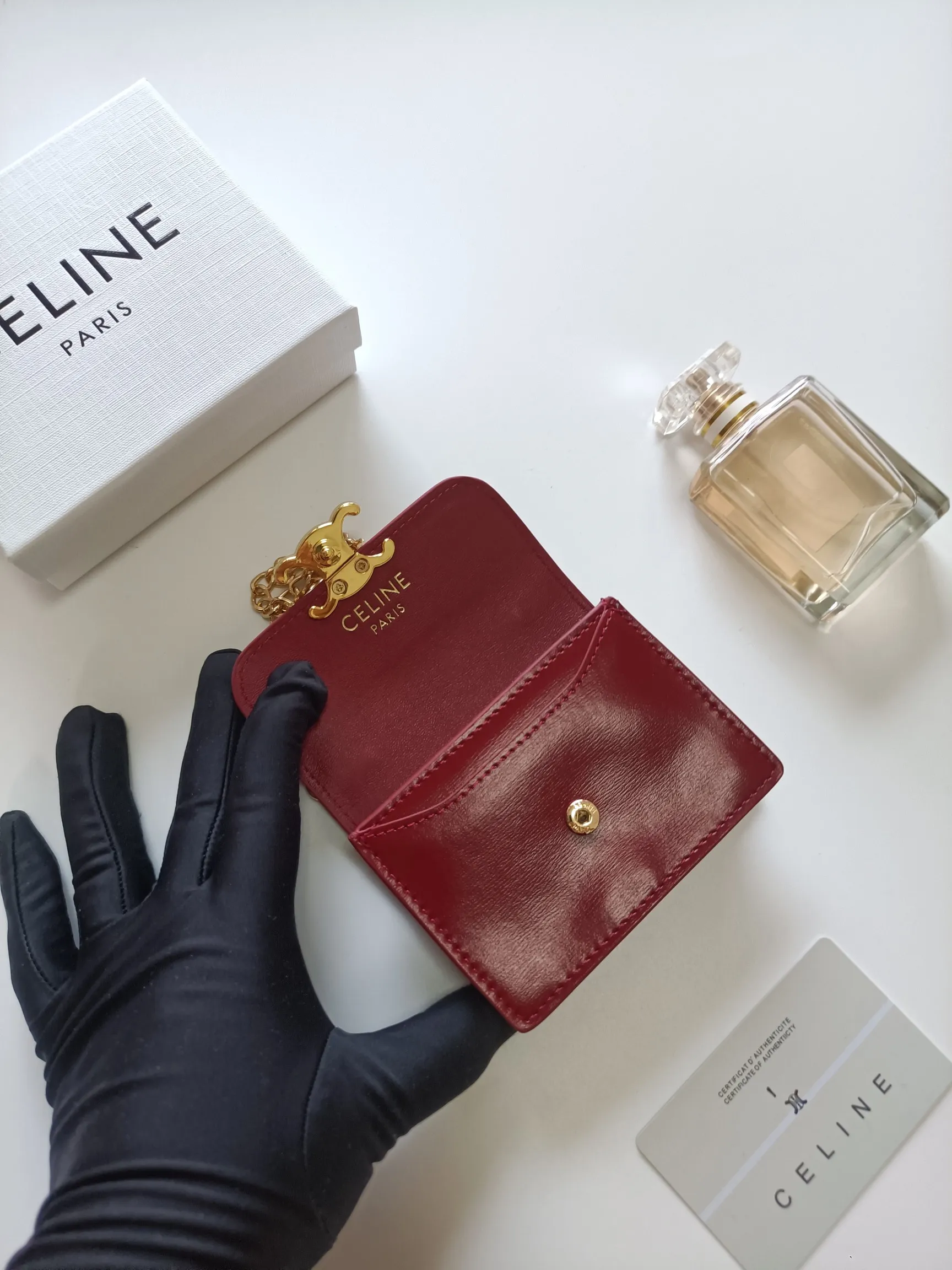 💰160 Celine's new chain TRIOMPHE business card bag, which can be worn cross-body, has a classic pattern with plain microfiber on the inside, gold-finished TRIOMPHE metal snap closure, 1 thickened main compartment, and 3 inner card slots. No.: 10N062 Size: 10.5x8.5x3 cm