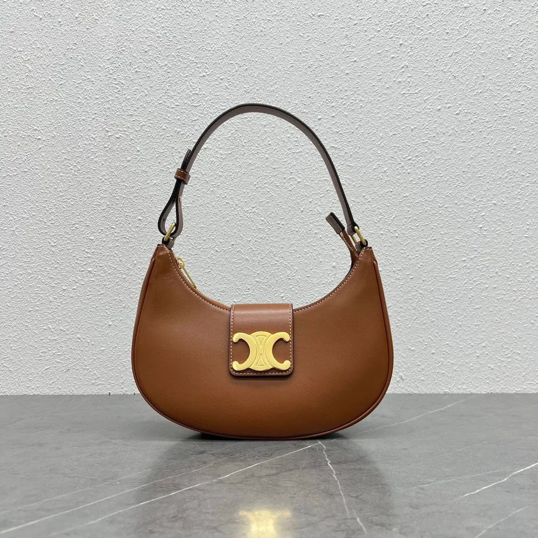 2023 new style💕TRIOMPHE CANVAS logo printed AVA armpit bag Cow leather lining: cow leather/fabric, gold shoulder and hand zipper closure leather flap with TRIOMPHE magnetic buckle 1 inner flat pocket Adjustable shoulder strap, minimum length 8 inches (22 cm), maximum length 9 inches (23 cm) Number: 114493DGQ.38NO Size: (23 X 13.5 X 6 cm)