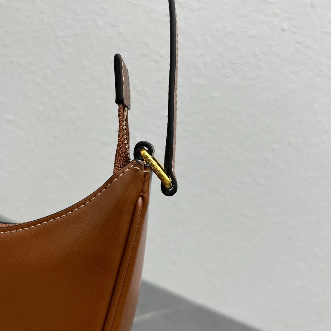 2023 new style💕TRIOMPHE CANVAS logo printed AVA armpit bag Cow leather lining: cow leather/fabric, gold shoulder and hand zipper closure leather flap with TRIOMPHE magnetic buckle 1 inner flat pocket Adjustable shoulder strap, minimum length 8 inches (22 cm), maximum length 9 inches (23 cm) Number: 114493DGQ.38NO Size: (23 X 13.5 X 6 cm)