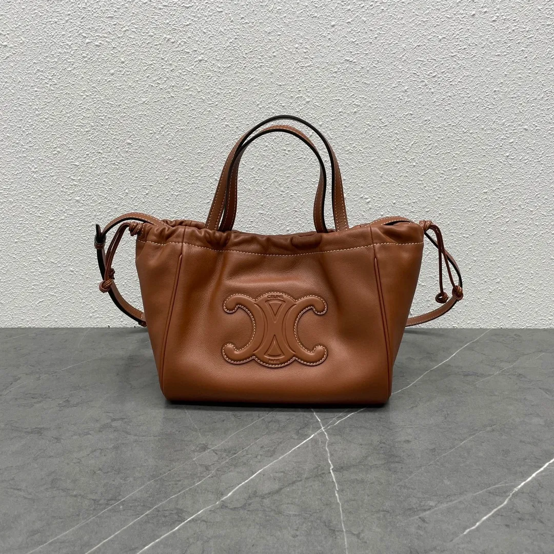 CABAS TRIOMPHE Cuir small smooth cow leather drawstring shopping bag, outer cowhide, inner suede cowhide lining, can be carried by hand, shoulder and cross-body, decorative drawstring, detachable and adjustable shoulder strap, sisters who want a large-capacity bag, close your eyes👏Everyday umbrella, mobile phone, water bottle, cosmetics can be packed casually Cow leather, suede cow leather lining, can be carried by hand, shoulder or cross-body, decorative drawstring, with detachable and adjustable shoulder strap, minimum length 45 cm, maximum length 54 cm Number: 111013DU3.04LU Size: 22x17x15cm