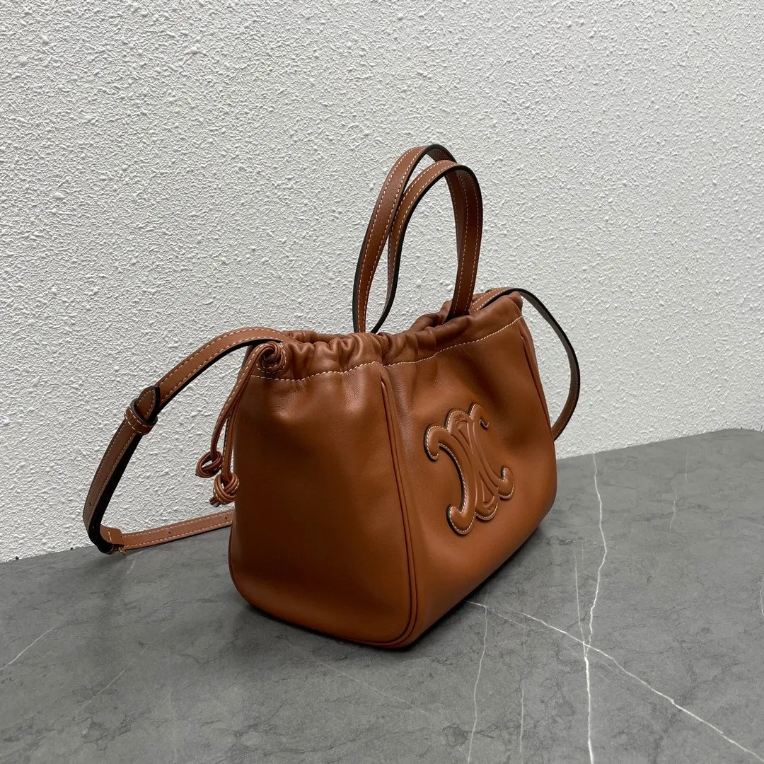 CABAS TRIOMPHE Cuir small smooth cow leather drawstring shopping bag, outer cowhide, inner suede cowhide lining, can be carried by hand, shoulder and cross-body, decorative drawstring, detachable and adjustable shoulder strap, sisters who want a large-capacity bag, close your eyes👏Everyday umbrella, mobile phone, water bottle, cosmetics can be packed casually Cow leather, suede cow leather lining, can be carried by hand, shoulder or cross-body, decorative drawstring, with detachable and adjustable shoulder strap, minimum length 45 cm, maximum length 54 cm Number: 111013DU3.04LU Size: 22x17x15cm