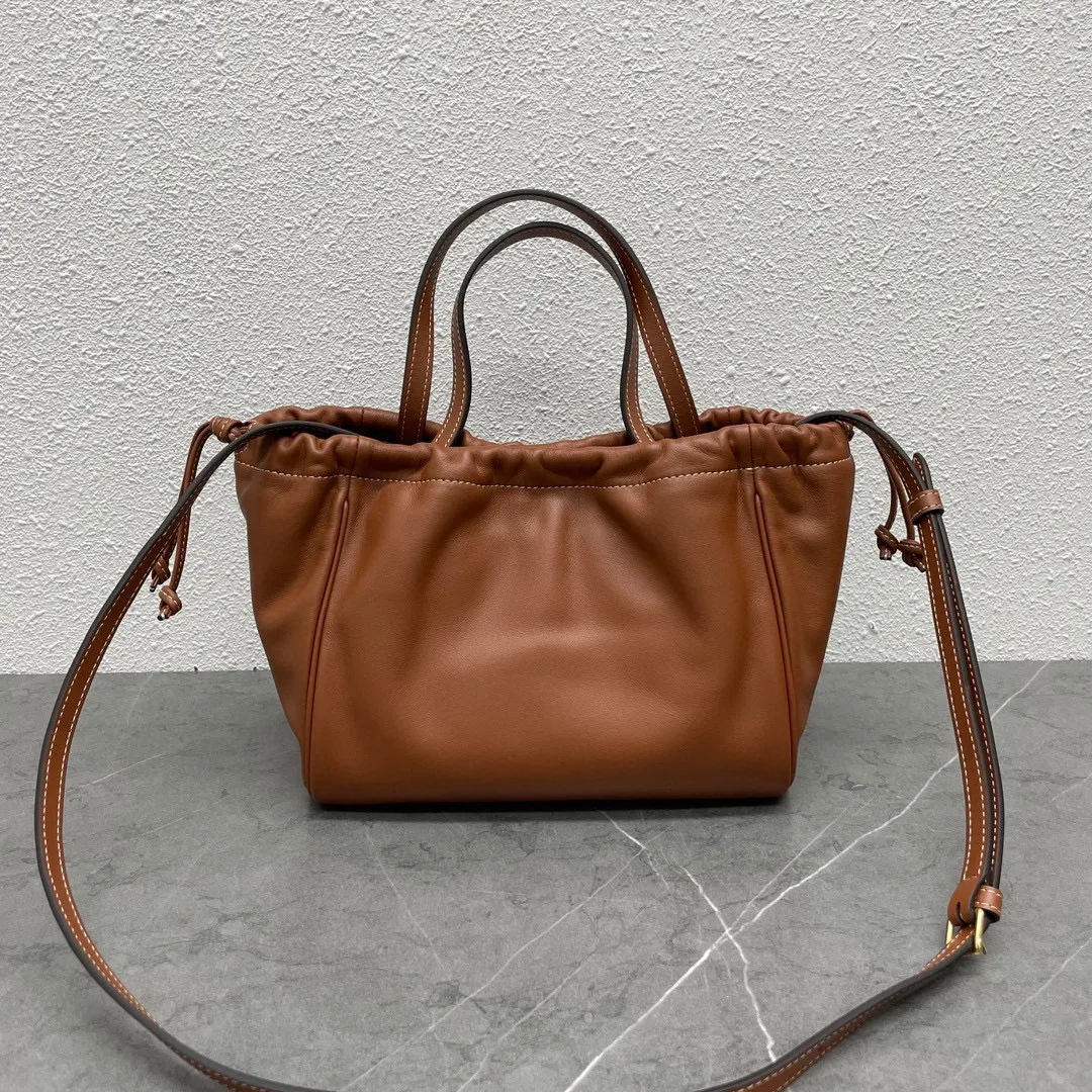 CABAS TRIOMPHE Cuir small smooth cow leather drawstring shopping bag, outer cowhide, inner suede cowhide lining, can be carried by hand, shoulder and cross-body, decorative drawstring, detachable and adjustable shoulder strap, sisters who want a large-capacity bag, close your eyes👏Everyday umbrella, mobile phone, water bottle, cosmetics can be packed casually Cow leather, suede cow leather lining, can be carried by hand, shoulder or cross-body, decorative drawstring, with detachable and adjustable shoulder strap, minimum length 45 cm, maximum length 54 cm Number: 111013DU3.04LU Size: 22x17x15cm