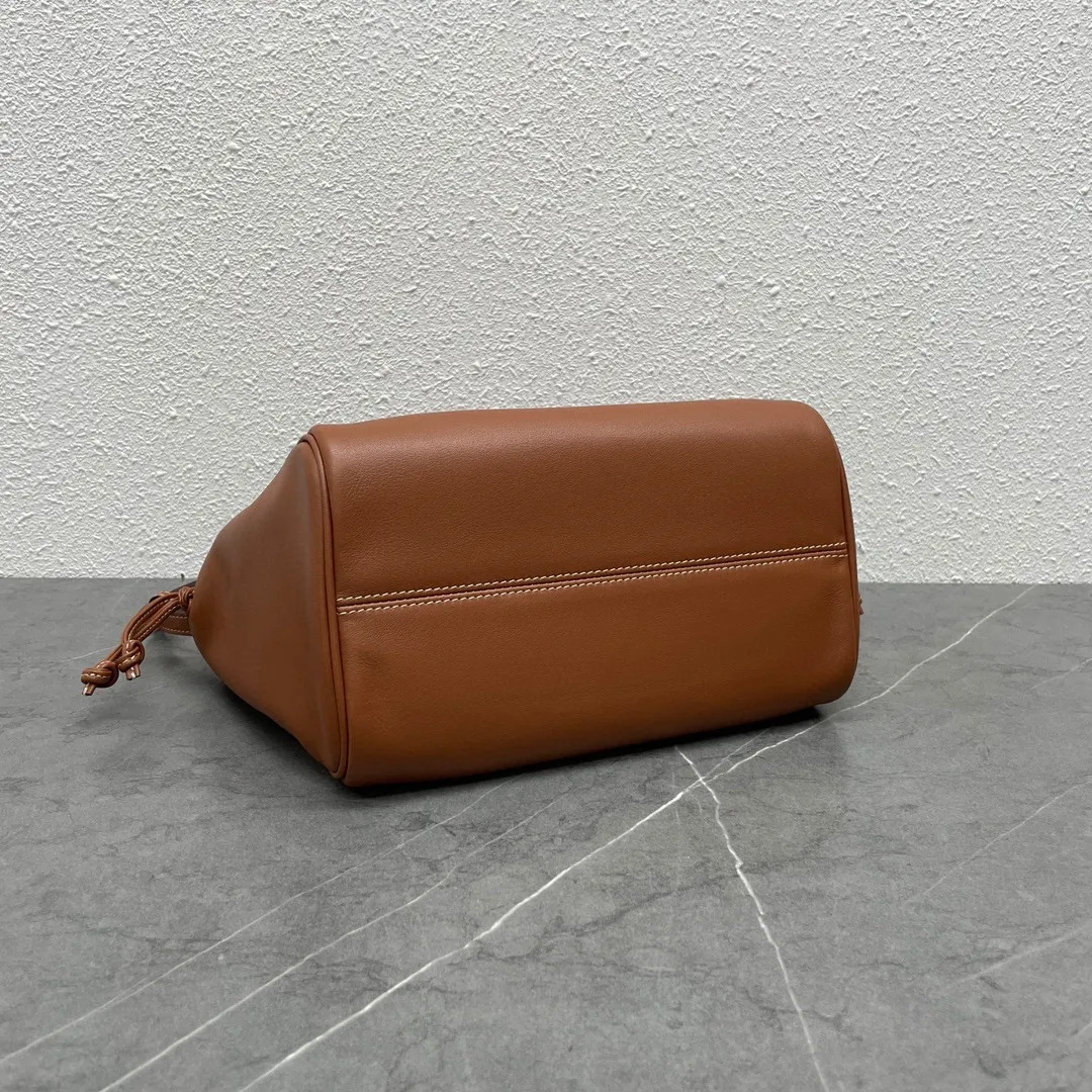 CABAS TRIOMPHE Cuir small smooth cow leather drawstring shopping bag, outer cowhide, inner suede cowhide lining, can be carried by hand, shoulder and cross-body, decorative drawstring, detachable and adjustable shoulder strap, sisters who want a large-capacity bag, close your eyes👏Everyday umbrella, mobile phone, water bottle, cosmetics can be packed casually Cow leather, suede cow leather lining, can be carried by hand, shoulder or cross-body, decorative drawstring, with detachable and adjustable shoulder strap, minimum length 45 cm, maximum length 54 cm Number: 111013DU3.04LU Size: 22x17x15cm