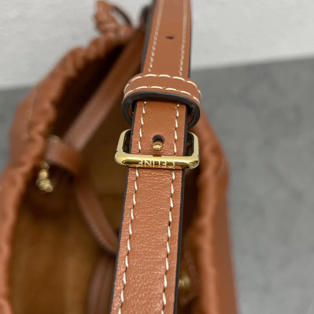 CABAS TRIOMPHE Cuir small smooth cow leather drawstring shopping bag, outer cowhide, inner suede cowhide lining, can be carried by hand, shoulder and cross-body, decorative drawstring, detachable and adjustable shoulder strap, sisters who want a large-capacity bag, close your eyes👏Everyday umbrella, mobile phone, water bottle, cosmetics can be packed casually Cow leather, suede cow leather lining, can be carried by hand, shoulder or cross-body, decorative drawstring, with detachable and adjustable shoulder strap, minimum length 45 cm, maximum length 54 cm Number: 111013DU3.04LU Size: 22x17x15cm