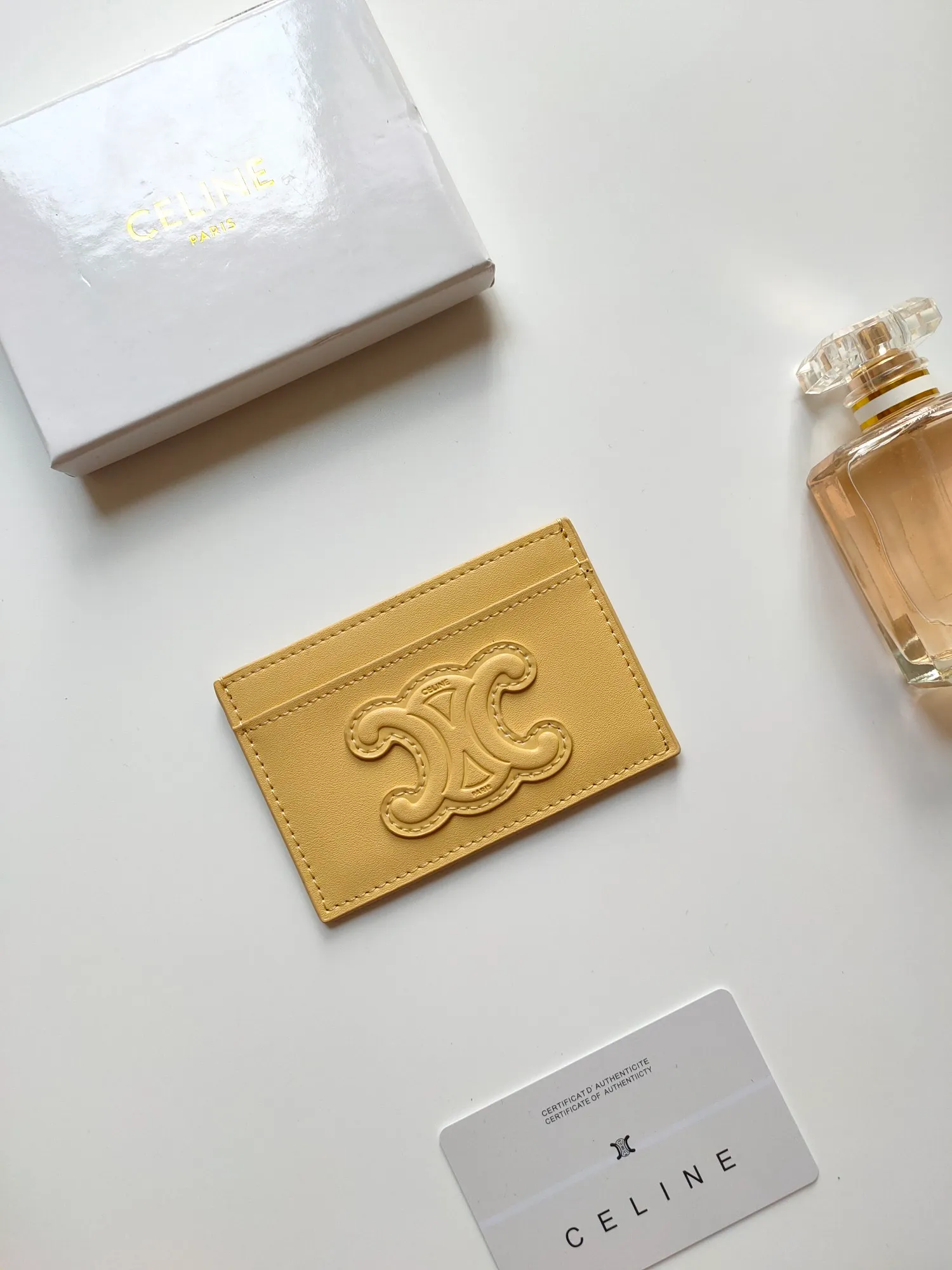 ￥90 CELINE's new embossed logo card holder, made of first-layer cowhide, two card slots + one middle pocket. Style number: 10B703 Size: 10.5 X 7cm