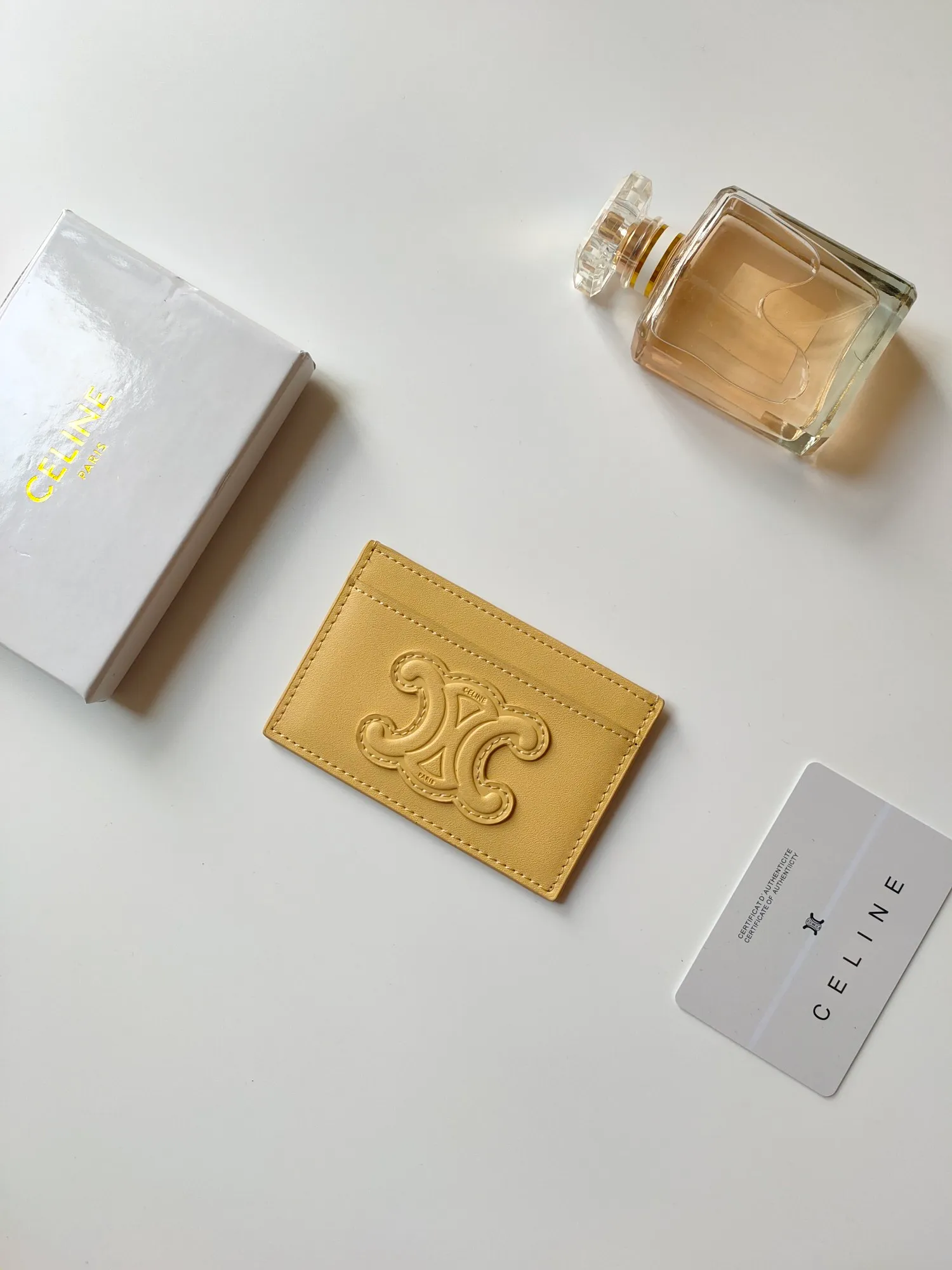 ￥90 CELINE's new embossed logo card holder, made of first-layer cowhide, two card slots + one middle pocket. Style number: 10B703 Size: 10.5 X 7cm