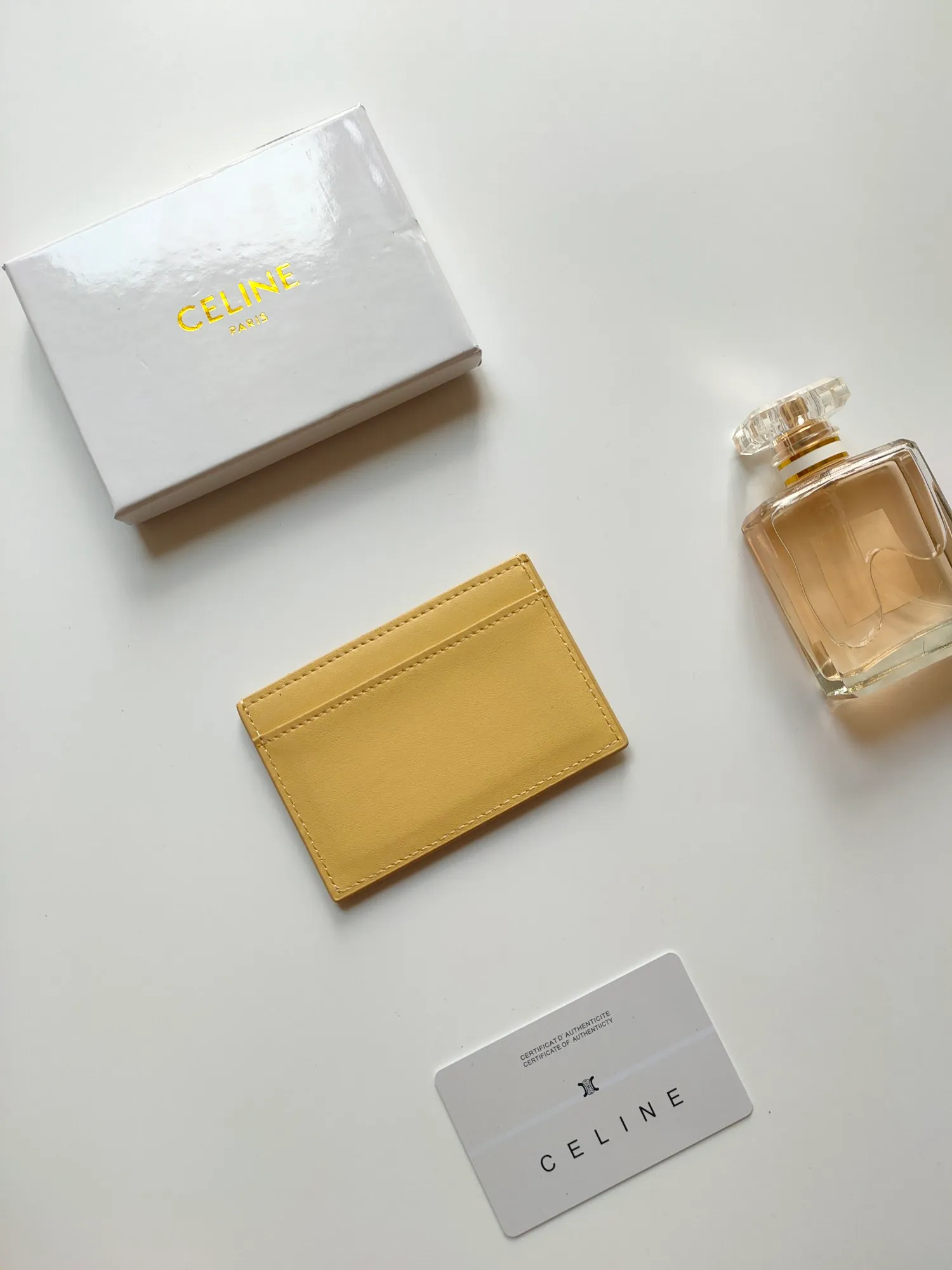￥90 CELINE's new embossed logo card holder, made of first-layer cowhide, two card slots + one middle pocket. Style number: 10B703 Size: 10.5 X 7cm