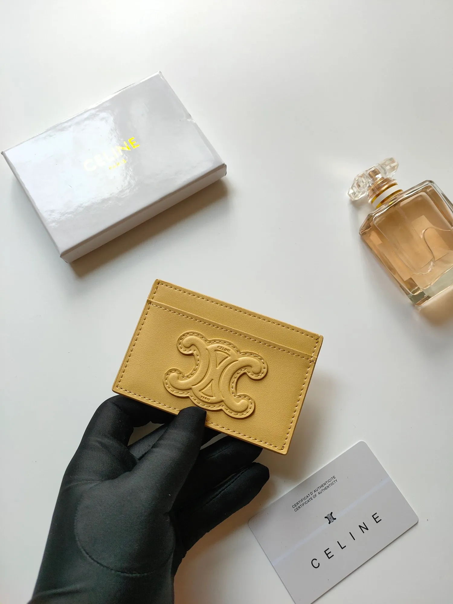 ￥90 CELINE's new embossed logo card holder, made of first-layer cowhide, two card slots + one middle pocket. Style number: 10B703 Size: 10.5 X 7cm