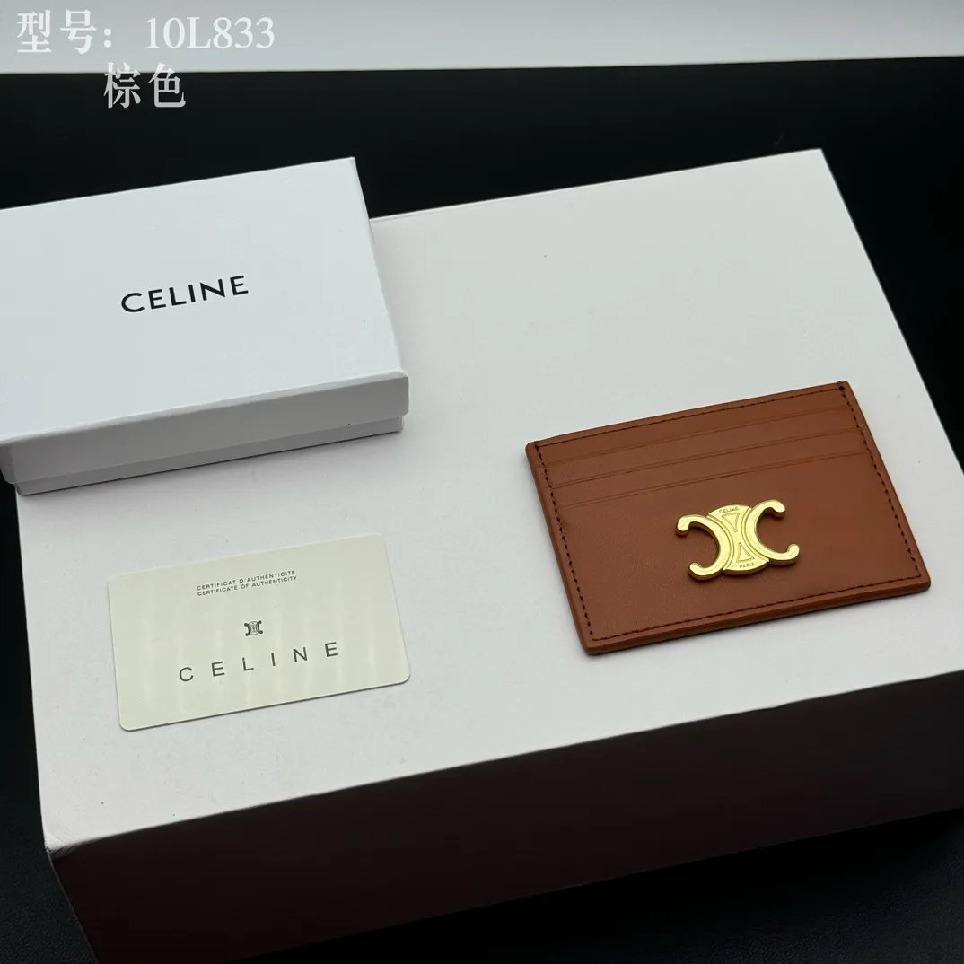 💰90 💎Top quality high version calf leather 💌 𝗖𝗘𝗟𝗜𝗡𝗘 | 𝗧𝗥𝗜𝗢𝗠𝗣𝗛𝗘 Arc de Triomphe small card holder 〰️ Celine's new embossed logo card holder, made of first-layer cowhide, two card slots + one middle pocket. Style number: 10L833 Size: 10.5×7cm