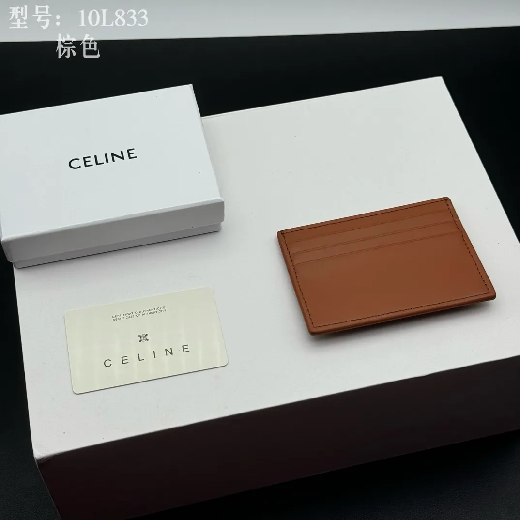 💰90 💎Top quality high version calf leather 💌 𝗖𝗘𝗟𝗜𝗡𝗘 | 𝗧𝗥𝗜𝗢𝗠𝗣𝗛𝗘 Arc de Triomphe small card holder 〰️ Celine's new embossed logo card holder, made of first-layer cowhide, two card slots + one middle pocket. Style number: 10L833 Size: 10.5×7cm