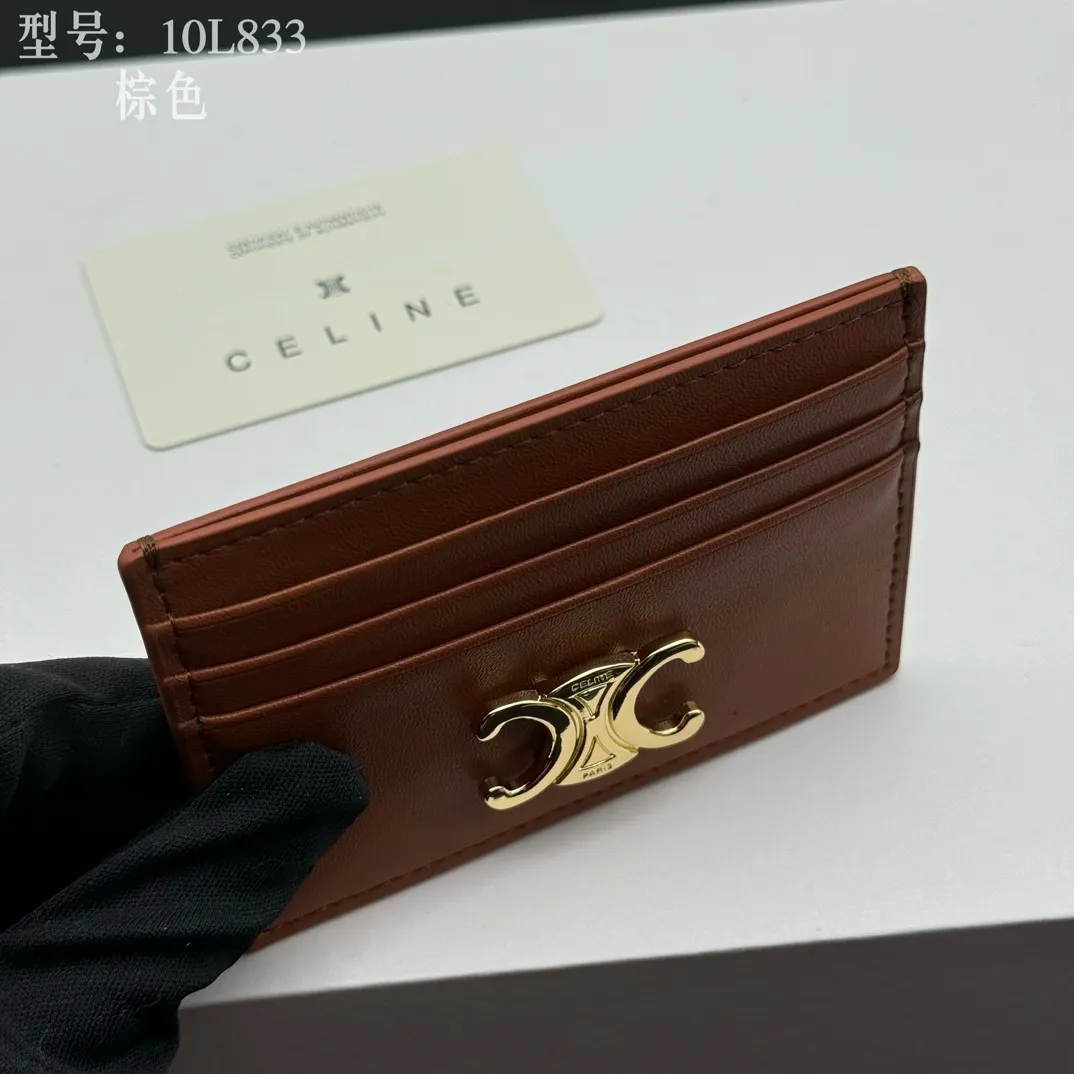 💰90 💎Top quality high version calf leather 💌 𝗖𝗘𝗟𝗜𝗡𝗘 | 𝗧𝗥𝗜𝗢𝗠𝗣𝗛𝗘 Arc de Triomphe small card holder 〰️ Celine's new embossed logo card holder, made of first-layer cowhide, two card slots + one middle pocket. Style number: 10L833 Size: 10.5×7cm