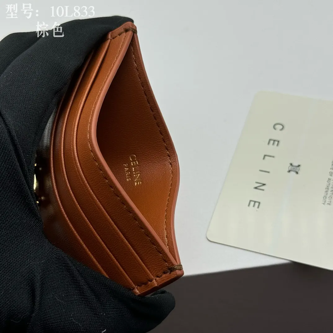 💰90 💎Top quality high version calf leather 💌 𝗖𝗘𝗟𝗜𝗡𝗘 | 𝗧𝗥𝗜𝗢𝗠𝗣𝗛𝗘 Arc de Triomphe small card holder 〰️ Celine's new embossed logo card holder, made of first-layer cowhide, two card slots + one middle pocket. Style number: 10L833 Size: 10.5×7cm