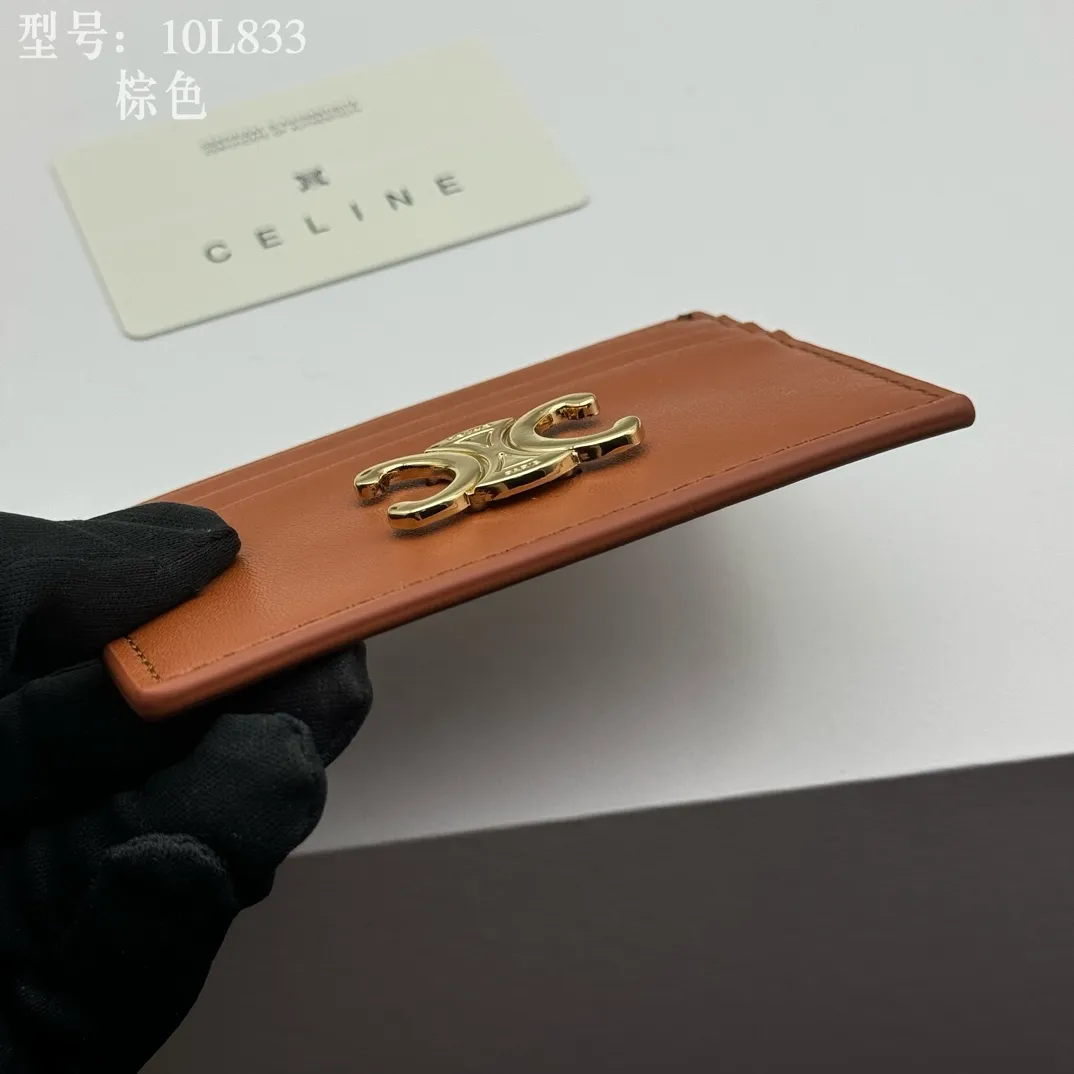 💰90 💎Top quality high version calf leather 💌 𝗖𝗘𝗟𝗜𝗡𝗘 | 𝗧𝗥𝗜𝗢𝗠𝗣𝗛𝗘 Arc de Triomphe small card holder 〰️ Celine's new embossed logo card holder, made of first-layer cowhide, two card slots + one middle pocket. Style number: 10L833 Size: 10.5×7cm