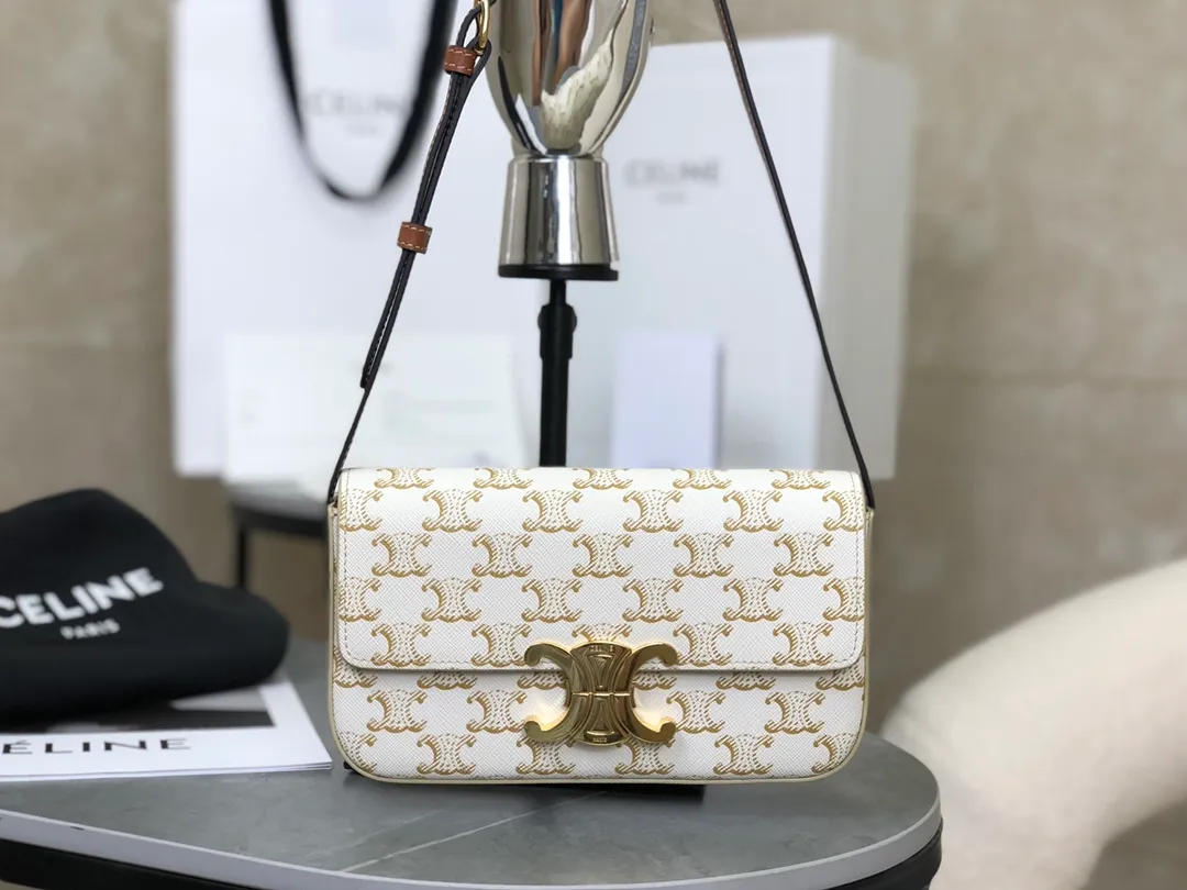 💰 1320 Top products in the market 𝗖𝗘𝗟𝗜𝗡𝗘 | 𝗧𝗿𝗶𝗼𝗺𝗽𝗵𝗲 𝗦𝗵𝗼𝘂𝗹𝗱𝗲𝗿 𝗕𝗮𝗴 Arc de Triomphe armpit bag〰️ The wind of Arc de Triomphe is blowing so fiercely, it’s great to have a popular one❕ White presbyopia➕Golden Arc de Triomphe➕Brown shoulder strap. The color matching is perfect🤍 It directly touches my heart! The top is really stunning, retro and fashionable, salty or sweet, refreshing, durable and high-end 🌬 I really love it. It’s worth paying to own it right away! ! Although it is small, it has a large capacity⤴︎ 𝑠　𝑧𝑒: 𝟮𝟬*𝟭𝟬*𝟰𝒄𝒎 Model: 194142 / Presbyopic model