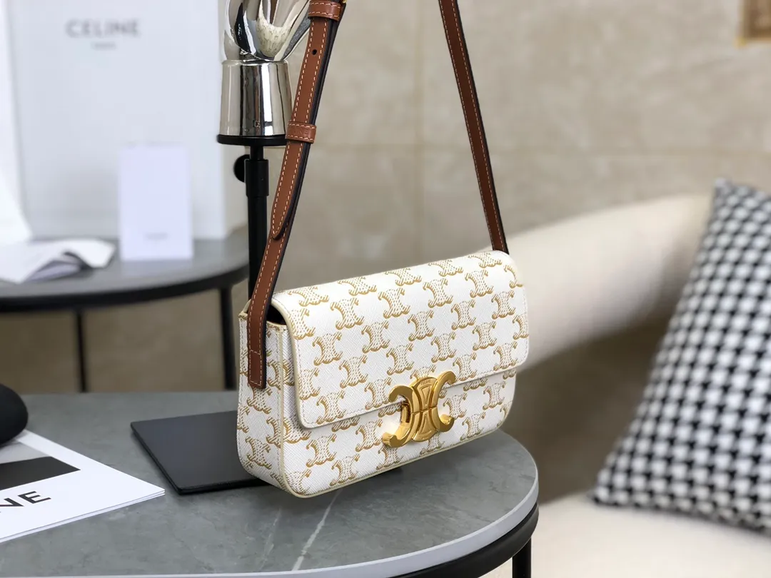 💰 1320 Top products in the market 𝗖𝗘𝗟𝗜𝗡𝗘 | 𝗧𝗿𝗶𝗼𝗺𝗽𝗵𝗲 𝗦𝗵𝗼𝘂𝗹𝗱𝗲𝗿 𝗕𝗮𝗴 Arc de Triomphe armpit bag〰️ The wind of Arc de Triomphe is blowing so fiercely, it’s great to have a popular one❕ White presbyopia➕Golden Arc de Triomphe➕Brown shoulder strap. The color matching is perfect🤍 It directly touches my heart! The top is really stunning, retro and fashionable, salty or sweet, refreshing, durable and high-end 🌬 I really love it. It’s worth paying to own it right away! ! Although it is small, it has a large capacity⤴︎ 𝑠　𝑧𝑒: 𝟮𝟬*𝟭𝟬*𝟰𝒄𝒎 Model: 194142 / Presbyopic model