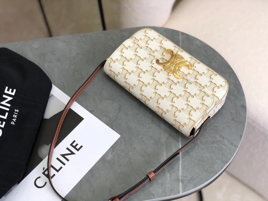 💰 1320 Top products in the market 𝗖𝗘𝗟𝗜𝗡𝗘 | 𝗧𝗿𝗶𝗼𝗺𝗽𝗵𝗲 𝗦𝗵𝗼𝘂𝗹𝗱𝗲𝗿 𝗕𝗮𝗴 Arc de Triomphe armpit bag〰️ The wind of Arc de Triomphe is blowing so fiercely, it’s great to have a popular one❕ White presbyopia➕Golden Arc de Triomphe➕Brown shoulder strap. The color matching is perfect🤍 It directly touches my heart! The top is really stunning, retro and fashionable, salty or sweet, refreshing, durable and high-end 🌬 I really love it. It’s worth paying to own it right away! ! Although it is small, it has a large capacity⤴︎ 𝑠　𝑧𝑒: 𝟮𝟬*𝟭𝟬*𝟰𝒄𝒎 Model: 194142 / Presbyopic model