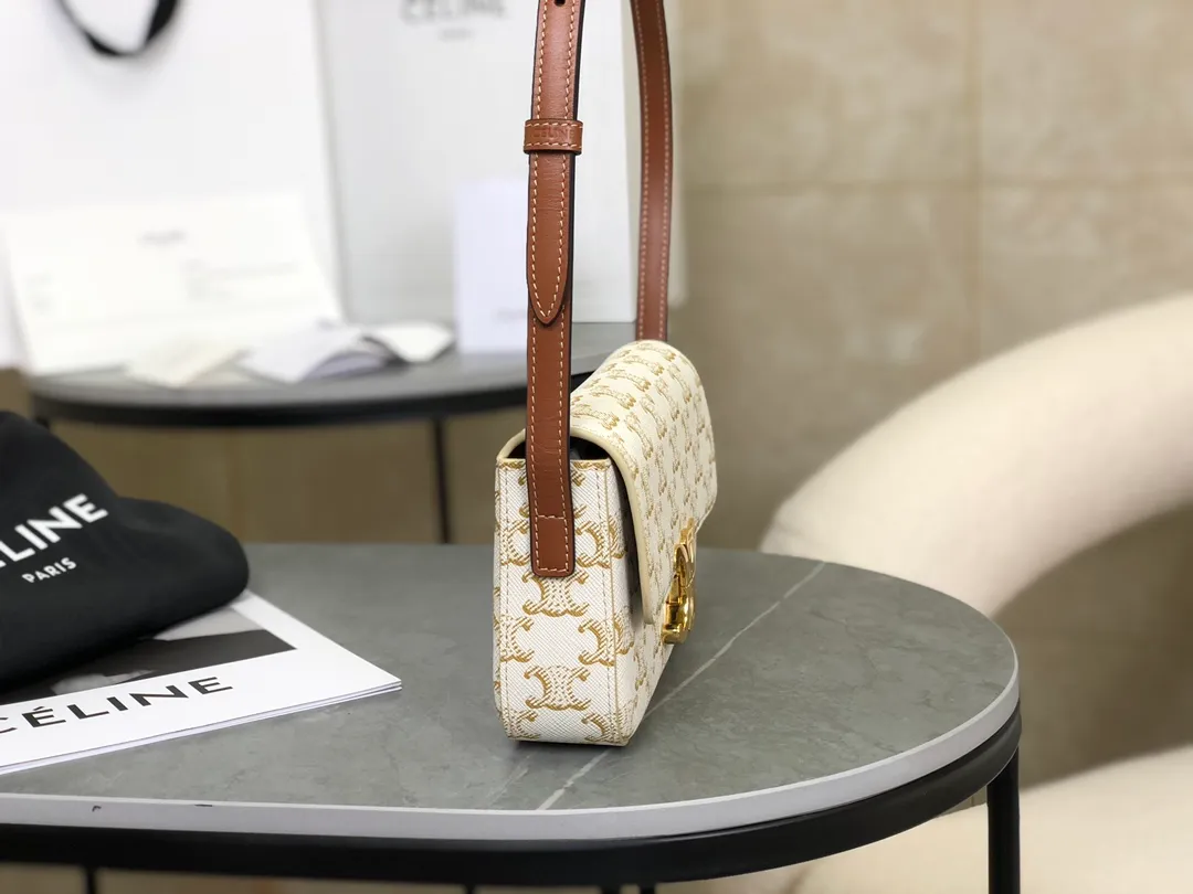 💰 1320 Top products in the market 𝗖𝗘𝗟𝗜𝗡𝗘 | 𝗧𝗿𝗶𝗼𝗺𝗽𝗵𝗲 𝗦𝗵𝗼𝘂𝗹𝗱𝗲𝗿 𝗕𝗮𝗴 Arc de Triomphe armpit bag〰️ The wind of Arc de Triomphe is blowing so fiercely, it’s great to have a popular one❕ White presbyopia➕Golden Arc de Triomphe➕Brown shoulder strap. The color matching is perfect🤍 It directly touches my heart! The top is really stunning, retro and fashionable, salty or sweet, refreshing, durable and high-end 🌬 I really love it. It’s worth paying to own it right away! ! Although it is small, it has a large capacity⤴︎ 𝑠　𝑧𝑒: 𝟮𝟬*𝟭𝟬*𝟰𝒄𝒎 Model: 194142 / Presbyopic model