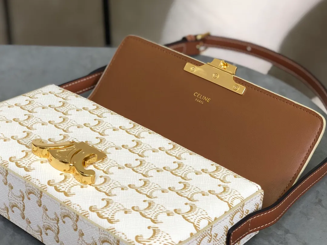 💰 1320 Top products in the market 𝗖𝗘𝗟𝗜𝗡𝗘 | 𝗧𝗿𝗶𝗼𝗺𝗽𝗵𝗲 𝗦𝗵𝗼𝘂𝗹𝗱𝗲𝗿 𝗕𝗮𝗴 Arc de Triomphe armpit bag〰️ The wind of Arc de Triomphe is blowing so fiercely, it’s great to have a popular one❕ White presbyopia➕Golden Arc de Triomphe➕Brown shoulder strap. The color matching is perfect🤍 It directly touches my heart! The top is really stunning, retro and fashionable, salty or sweet, refreshing, durable and high-end 🌬 I really love it. It’s worth paying to own it right away! ! Although it is small, it has a large capacity⤴︎ 𝑠　𝑧𝑒: 𝟮𝟬*𝟭𝟬*𝟰𝒄𝒎 Model: 194142 / Presbyopic model