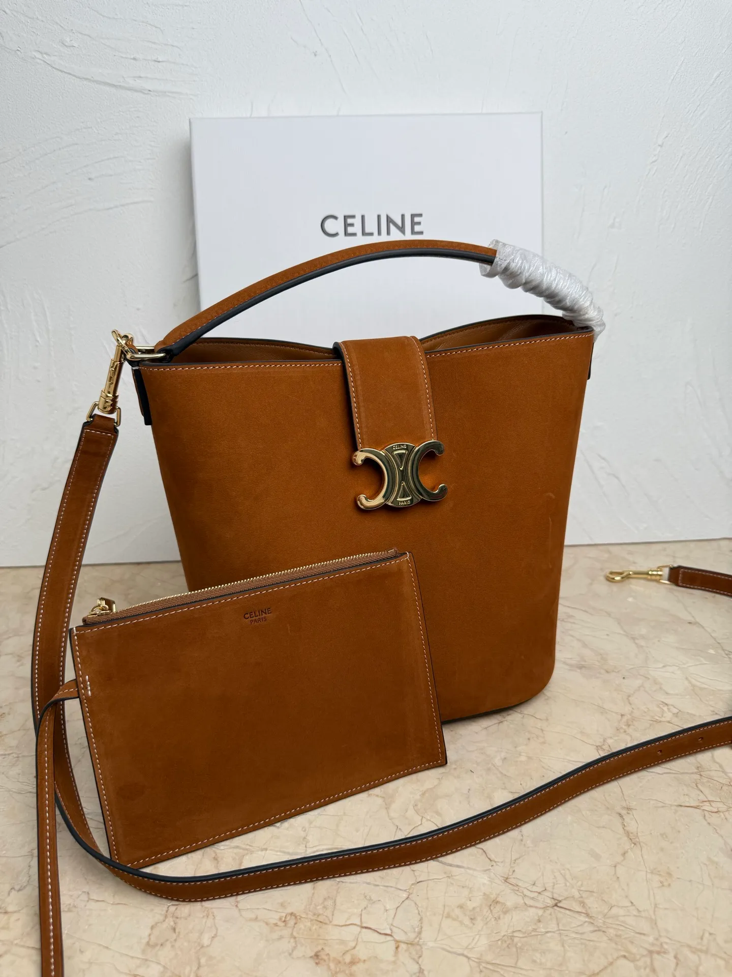 p1700CELINE LOUISE large cow leather handbag 24s new Louise bucket bag 🅰🅰🅰 Those who have planted 16 bucket bags before have a look 😍 This year, the lock of this Louise has added the Arc de Triomphe element, which enhances the recognition of this bucket bag and is more fashionable and refined. It can meet the three needs of hand carry / crossbody / shoulder carry and the capacity is very considerable Daily commuting/business trip/office is completely stress-free. If you like Baozi, rest assured~👏 Cow leather, sheep leather lining, gold finish, hand-held, shoulder and cross-body, leather flap with TRIOMPHE magnetic buckle, 1 inner detachable zipper pocket, detachable and adjustable shoulder strap, minimum length 50cm, maximum length 57cm Dimensions: 28 X 24 X 16 cm Number: 116613FX9.38NO