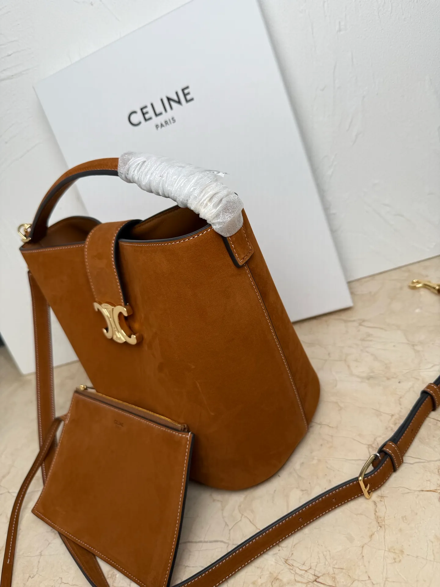 p1700CELINE LOUISE large cow leather handbag 24s new Louise bucket bag 🅰🅰🅰 Those who have planted 16 bucket bags before have a look 😍 This year, the lock of this Louise has added the Arc de Triomphe element, which enhances the recognition of this bucket bag and is more fashionable and refined. It can meet the three needs of hand carry / crossbody / shoulder carry and the capacity is very considerable Daily commuting/business trip/office is completely stress-free. If you like Baozi, rest assured~👏 Cow leather, sheep leather lining, gold finish, hand-held, shoulder and cross-body, leather flap with TRIOMPHE magnetic buckle, 1 inner detachable zipper pocket, detachable and adjustable shoulder strap, minimum length 50cm, maximum length 57cm Dimensions: 28 X 24 X 16 cm Number: 116613FX9.38NO