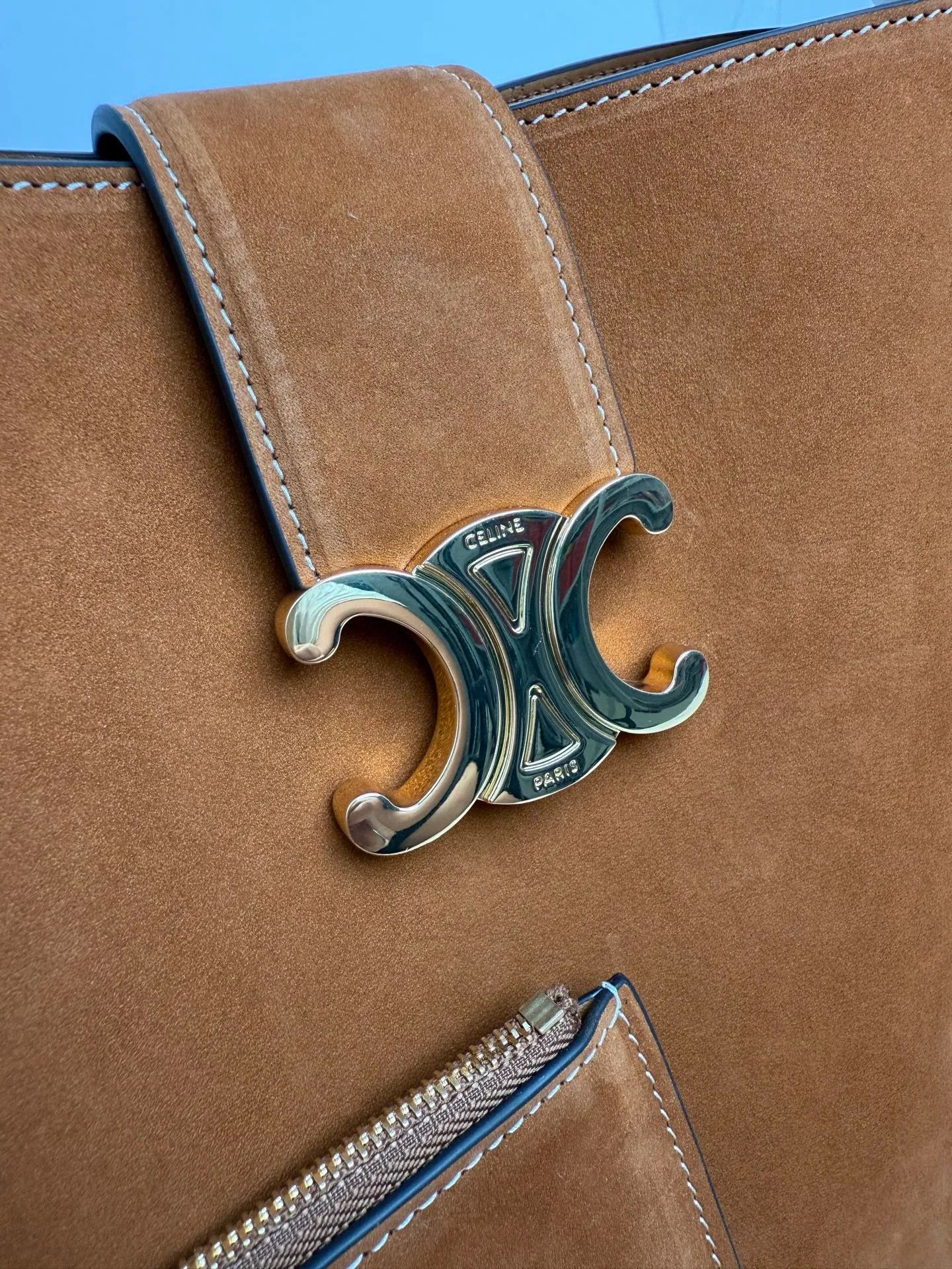p1700CELINE LOUISE large cow leather handbag 24s new Louise bucket bag 🅰🅰🅰 Those who have planted 16 bucket bags before have a look 😍 This year, the lock of this Louise has added the Arc de Triomphe element, which enhances the recognition of this bucket bag and is more fashionable and refined. It can meet the three needs of hand carry / crossbody / shoulder carry and the capacity is very considerable Daily commuting/business trip/office is completely stress-free. If you like Baozi, rest assured~👏 Cow leather, sheep leather lining, gold finish, hand-held, shoulder and cross-body, leather flap with TRIOMPHE magnetic buckle, 1 inner detachable zipper pocket, detachable and adjustable shoulder strap, minimum length 50cm, maximum length 57cm Dimensions: 28 X 24 X 16 cm Number: 116613FX9.38NO