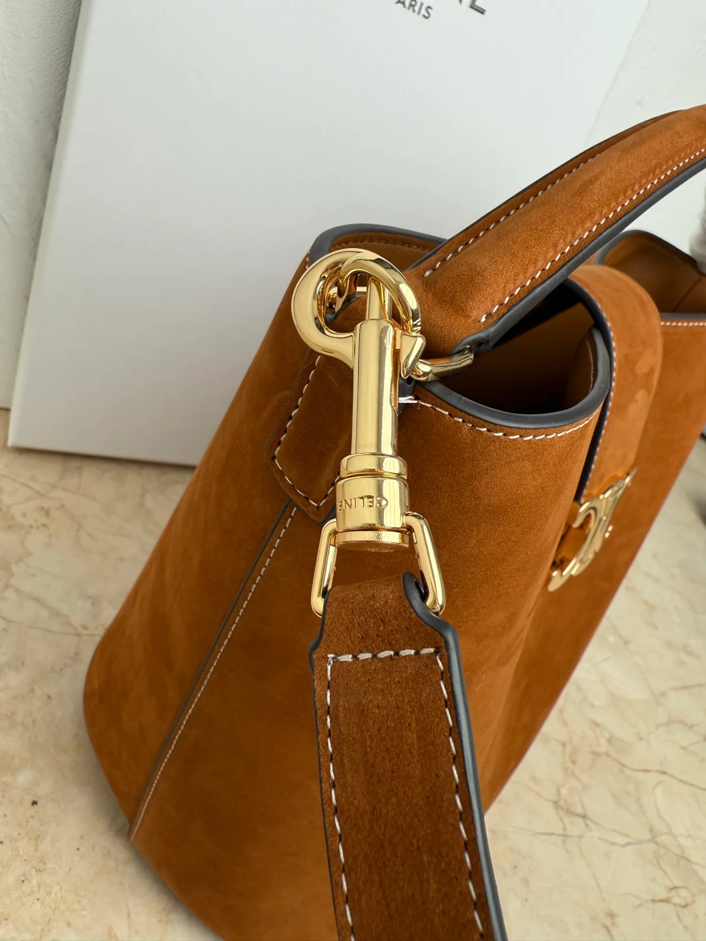 p1700CELINE LOUISE large cow leather handbag 24s new Louise bucket bag 🅰🅰🅰 Those who have planted 16 bucket bags before have a look 😍 This year, the lock of this Louise has added the Arc de Triomphe element, which enhances the recognition of this bucket bag and is more fashionable and refined. It can meet the three needs of hand carry / crossbody / shoulder carry and the capacity is very considerable Daily commuting/business trip/office is completely stress-free. If you like Baozi, rest assured~👏 Cow leather, sheep leather lining, gold finish, hand-held, shoulder and cross-body, leather flap with TRIOMPHE magnetic buckle, 1 inner detachable zipper pocket, detachable and adjustable shoulder strap, minimum length 50cm, maximum length 57cm Dimensions: 28 X 24 X 16 cm Number: 116613FX9.38NO