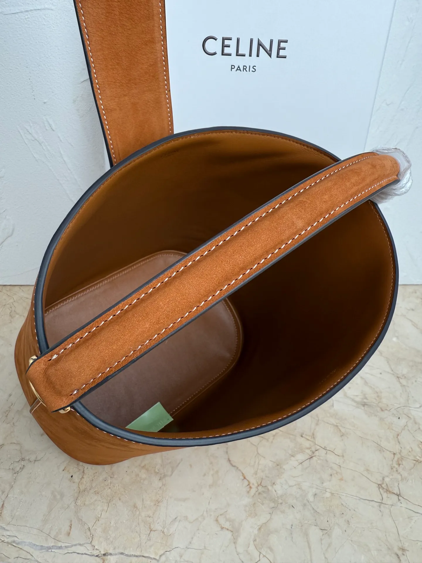 p1700CELINE LOUISE large cow leather handbag 24s new Louise bucket bag 🅰🅰🅰 Those who have planted 16 bucket bags before have a look 😍 This year, the lock of this Louise has added the Arc de Triomphe element, which enhances the recognition of this bucket bag and is more fashionable and refined. It can meet the three needs of hand carry / crossbody / shoulder carry and the capacity is very considerable Daily commuting/business trip/office is completely stress-free. If you like Baozi, rest assured~👏 Cow leather, sheep leather lining, gold finish, hand-held, shoulder and cross-body, leather flap with TRIOMPHE magnetic buckle, 1 inner detachable zipper pocket, detachable and adjustable shoulder strap, minimum length 50cm, maximum length 57cm Dimensions: 28 X 24 X 16 cm Number: 116613FX9.38NO