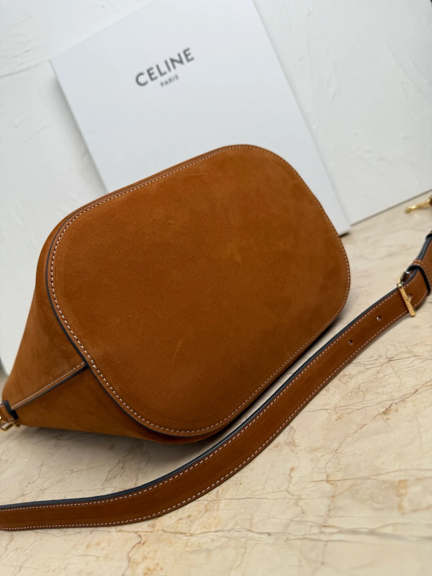 p1700CELINE LOUISE large cow leather handbag 24s new Louise bucket bag 🅰🅰🅰 Those who have planted 16 bucket bags before have a look 😍 This year, the lock of this Louise has added the Arc de Triomphe element, which enhances the recognition of this bucket bag and is more fashionable and refined. It can meet the three needs of hand carry / crossbody / shoulder carry and the capacity is very considerable Daily commuting/business trip/office is completely stress-free. If you like Baozi, rest assured~👏 Cow leather, sheep leather lining, gold finish, hand-held, shoulder and cross-body, leather flap with TRIOMPHE magnetic buckle, 1 inner detachable zipper pocket, detachable and adjustable shoulder strap, minimum length 50cm, maximum length 57cm Dimensions: 28 X 24 X 16 cm Number: 116613FX9.38NO