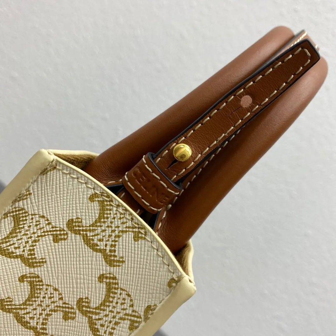 Triomphe Mini Tote 💯 Matched with the elf 〰️ It’s not too cute. It’s an irresistible charm for all Jimeis 🤳🏻 Style No.: 193302 Beige Yellow Crane Brown Size: 17-20-6