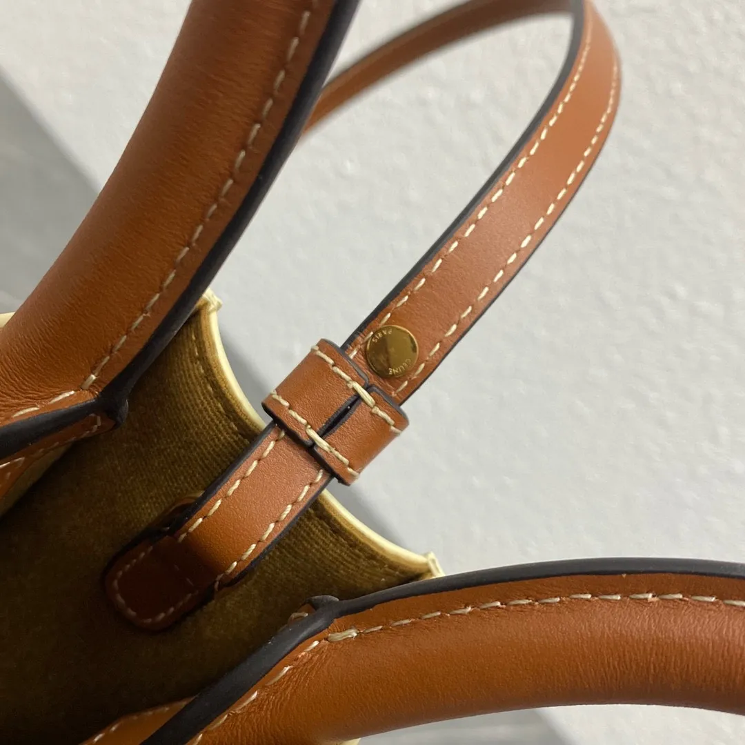 Triomphe Mini Tote 💯 Matched with the elf 〰️ It’s not too cute. It’s an irresistible charm for all Jimeis 🤳🏻 Style No.: 193302 Beige Yellow Crane Brown Size: 17-20-6