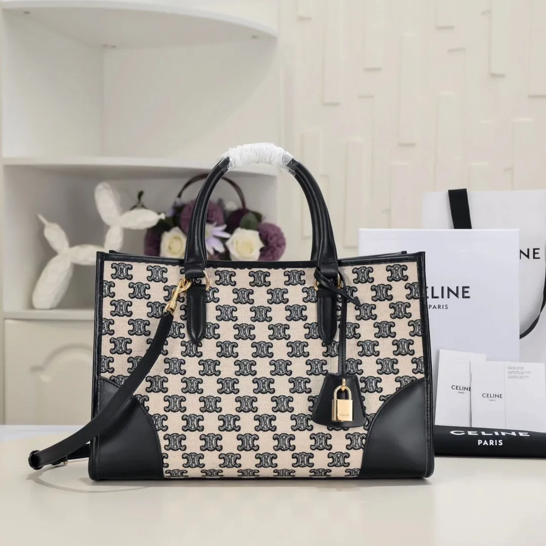 2023💕CABAS TRIOMPHE embroidered fabric cow leather horizontal mini handbag This model can hold tablets such as IPAD TRIOMPHE embroidered fabric, cow leather binding Fabric fabric lining Snap closure 1 main compartment 1 inner flat pocket Adjustable and removable leather shoulder strap 19 inches (47 cm) long Leather handle length 5 inches (12 cm) Style number: 110432 embroidery/black Dimensions: 33 X 22 X 12CM