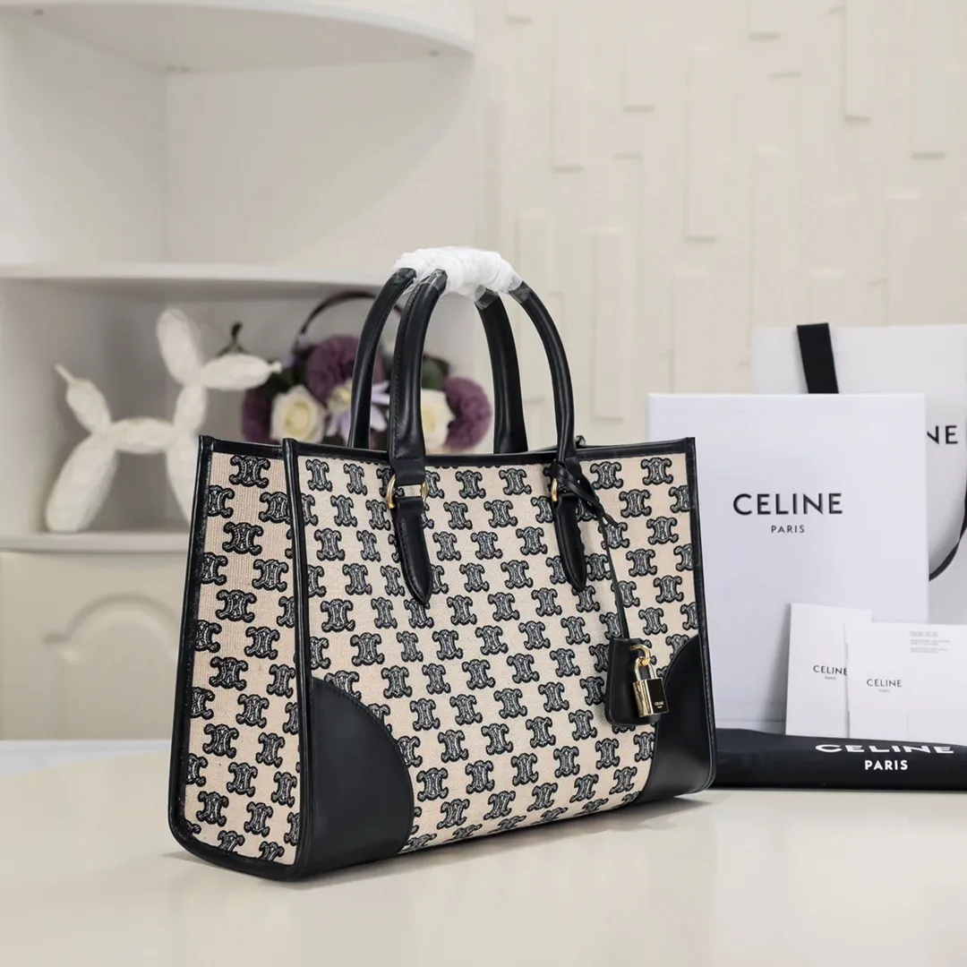 2023💕CABAS TRIOMPHE embroidered fabric cow leather horizontal mini handbag This model can hold tablets such as IPAD TRIOMPHE embroidered fabric, cow leather binding Fabric fabric lining Snap closure 1 main compartment 1 inner flat pocket Adjustable and removable leather shoulder strap 19 inches (47 cm) long Leather handle length 5 inches (12 cm) Style number: 110432 embroidery/black Dimensions: 33 X 22 X 12CM