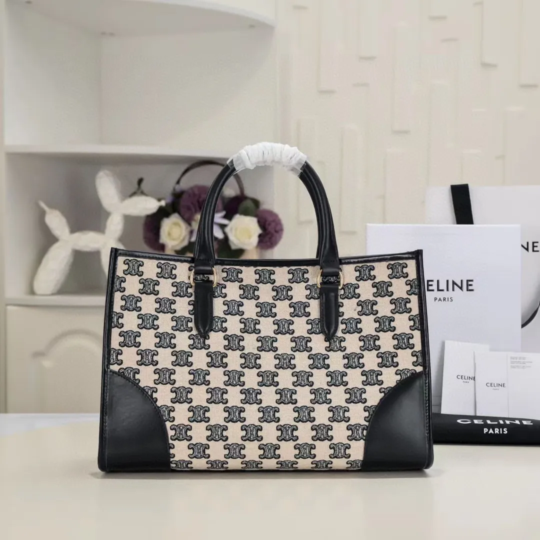 2023💕CABAS TRIOMPHE embroidered fabric cow leather horizontal mini handbag This model can hold tablets such as IPAD TRIOMPHE embroidered fabric, cow leather binding Fabric fabric lining Snap closure 1 main compartment 1 inner flat pocket Adjustable and removable leather shoulder strap 19 inches (47 cm) long Leather handle length 5 inches (12 cm) Style number: 110432 embroidery/black Dimensions: 33 X 22 X 12CM