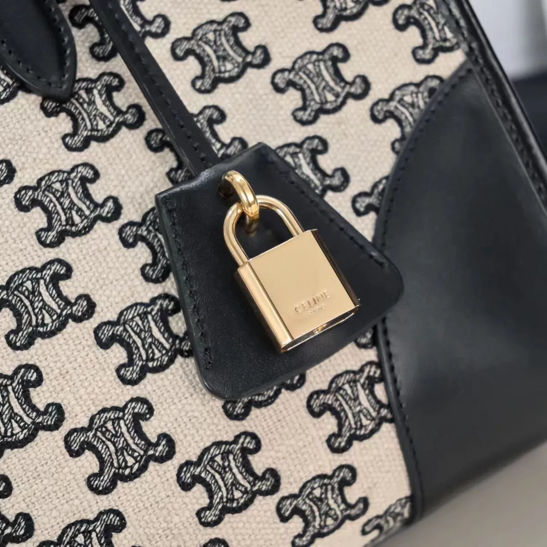 2023💕CABAS TRIOMPHE embroidered fabric cow leather horizontal mini handbag This model can hold tablets such as IPAD TRIOMPHE embroidered fabric, cow leather binding Fabric fabric lining Snap closure 1 main compartment 1 inner flat pocket Adjustable and removable leather shoulder strap 19 inches (47 cm) long Leather handle length 5 inches (12 cm) Style number: 110432 embroidery/black Dimensions: 33 X 22 X 12CM