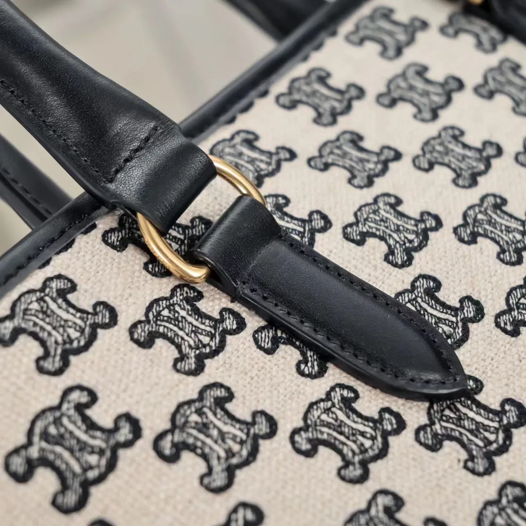 2023💕CABAS TRIOMPHE embroidered fabric cow leather horizontal mini handbag This model can hold tablets such as IPAD TRIOMPHE embroidered fabric, cow leather binding Fabric fabric lining Snap closure 1 main compartment 1 inner flat pocket Adjustable and removable leather shoulder strap 19 inches (47 cm) long Leather handle length 5 inches (12 cm) Style number: 110432 embroidery/black Dimensions: 33 X 22 X 12CM