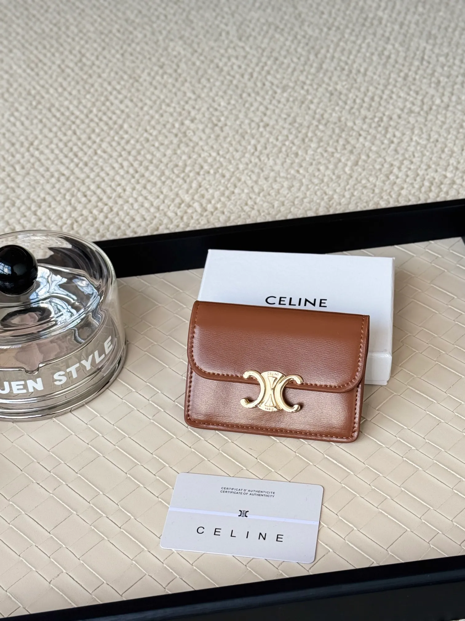💰130 Celine's new card holder is online, ce's new classic card holder, with cow leather interior and triomphe snap closure, with 4 card slots inside and 1 outside card slot. It is easy to carry when going out, looks and wear-resistant, and is super light weight! Style number: 10L583 Size: 10.5x7x1cm