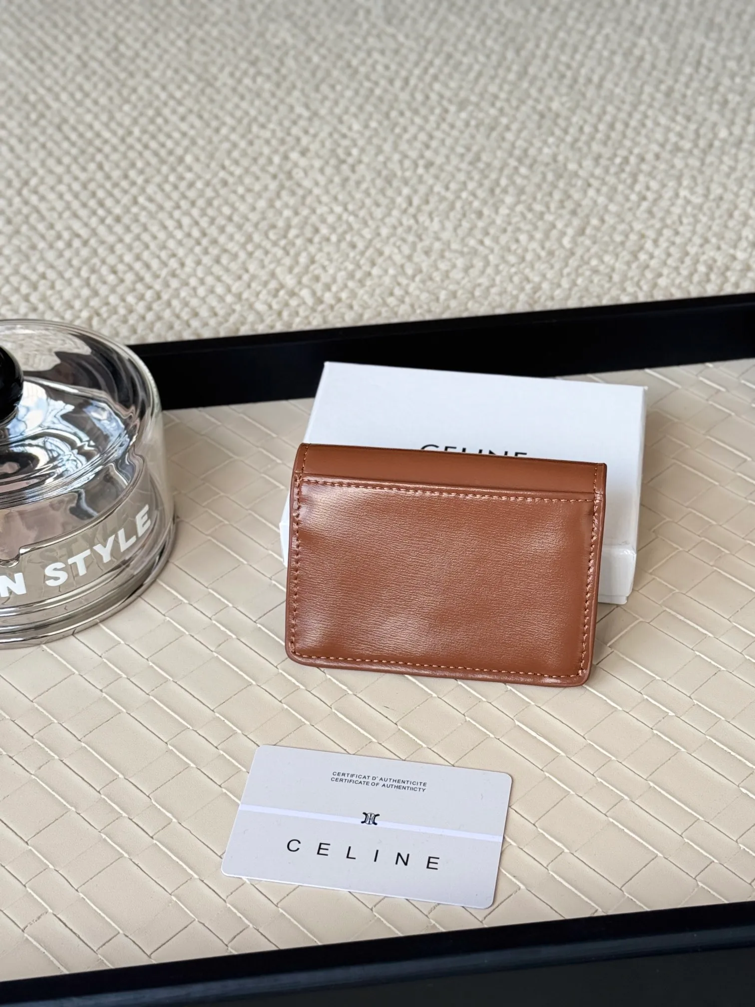 💰130 Celine's new card holder is online, ce's new classic card holder, with cow leather interior and triomphe snap closure, with 4 card slots inside and 1 outside card slot. It is easy to carry when going out, looks and wear-resistant, and is super light weight! Style number: 10L583 Size: 10.5x7x1cm
